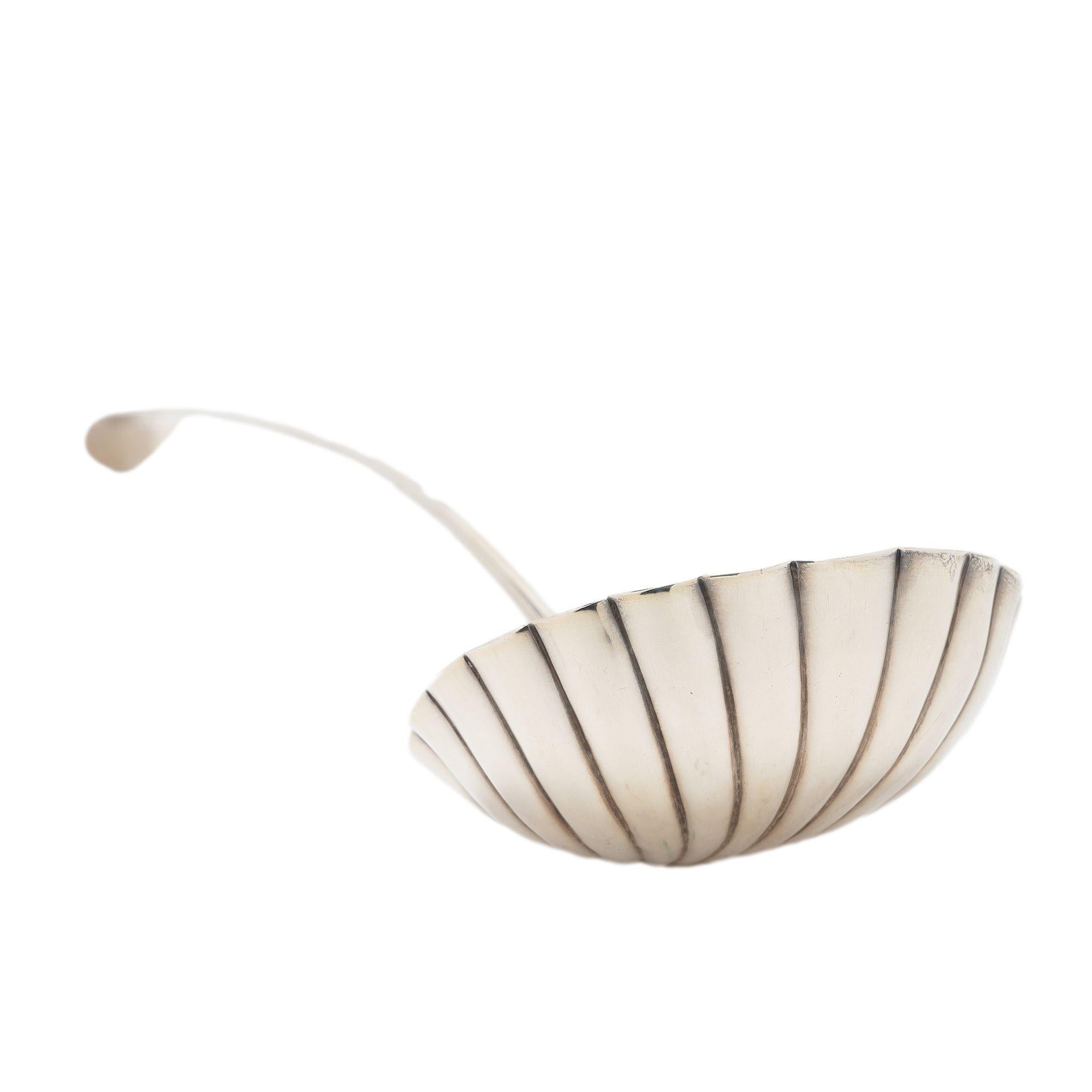 Mestolo georgiano inglese a forma di conchiglia in argento sterling, 1700 ca. In condizioni buone in vendita a Kenilworth, IL