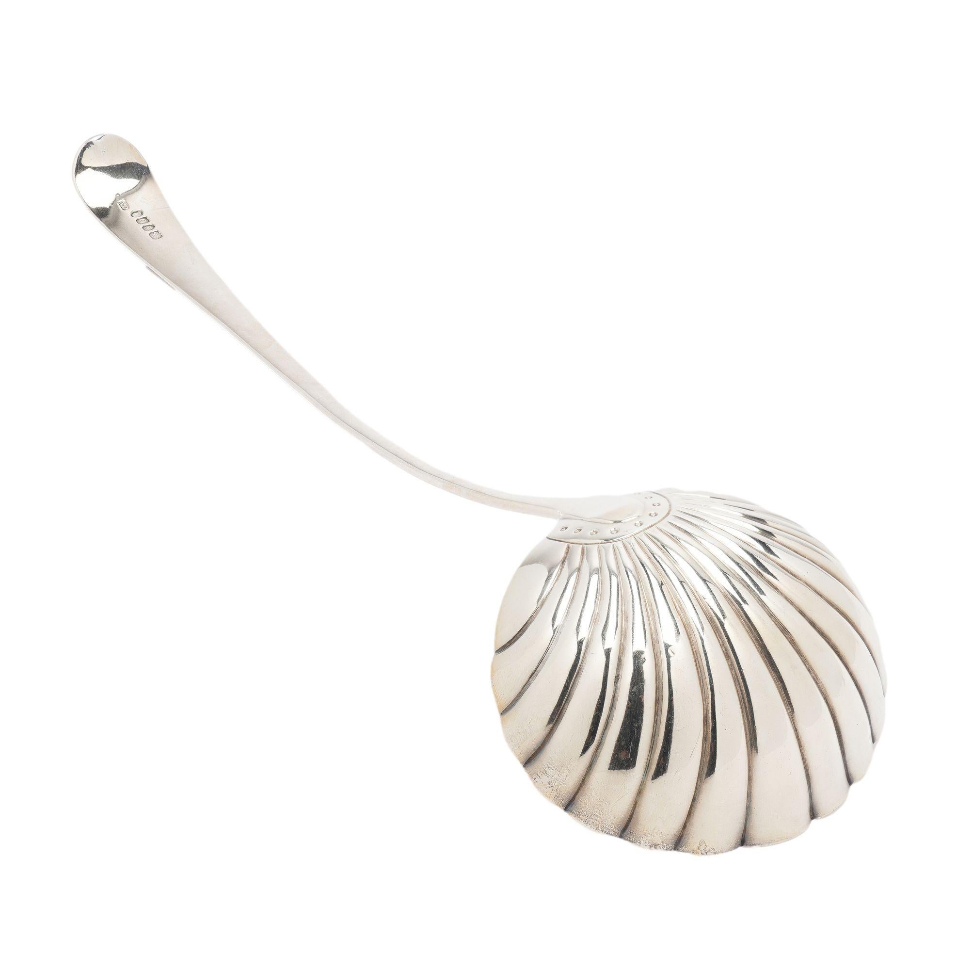 Fino al XVIII secolo Mestolo georgiano inglese a forma di conchiglia in argento sterling, 1700 ca. in vendita