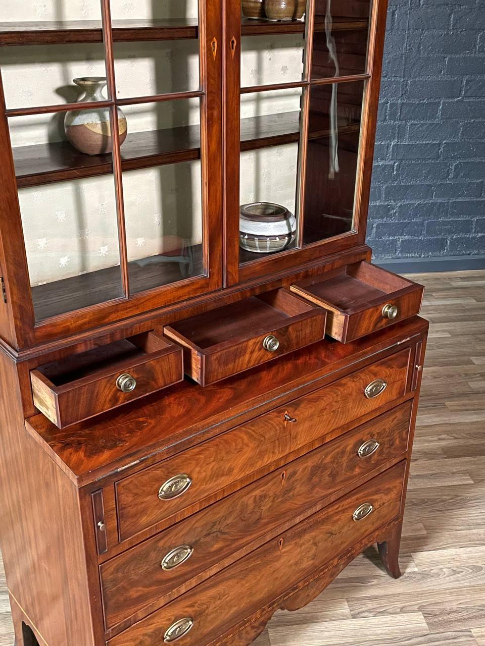 Ottone Libreria georgiana inglese in stile Sheraton in mogano fiammato in vendita