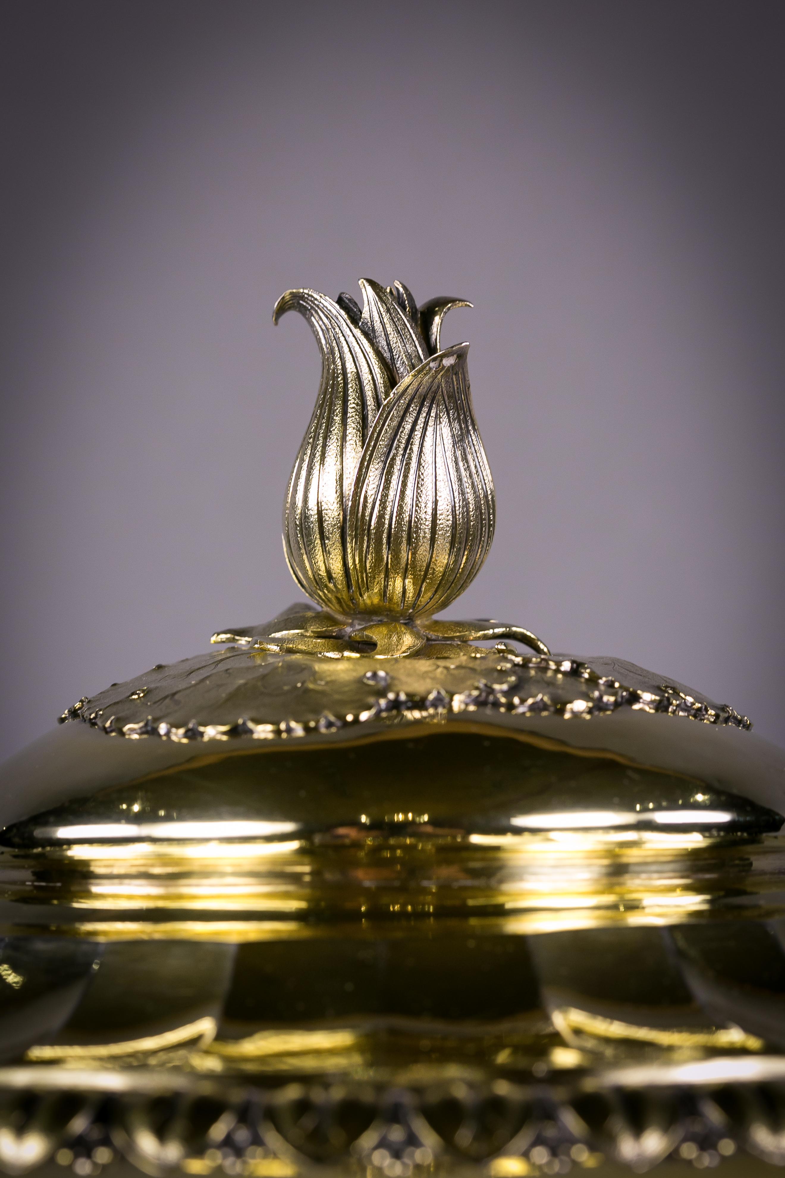 Copa inglesa georgiana de plata dorada cubierta, fechada en 1825 Plata esterlina en venta