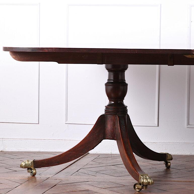 English Georgian Solid Mahogany Dining Table In Good Condition In Vancouver, British Columbia