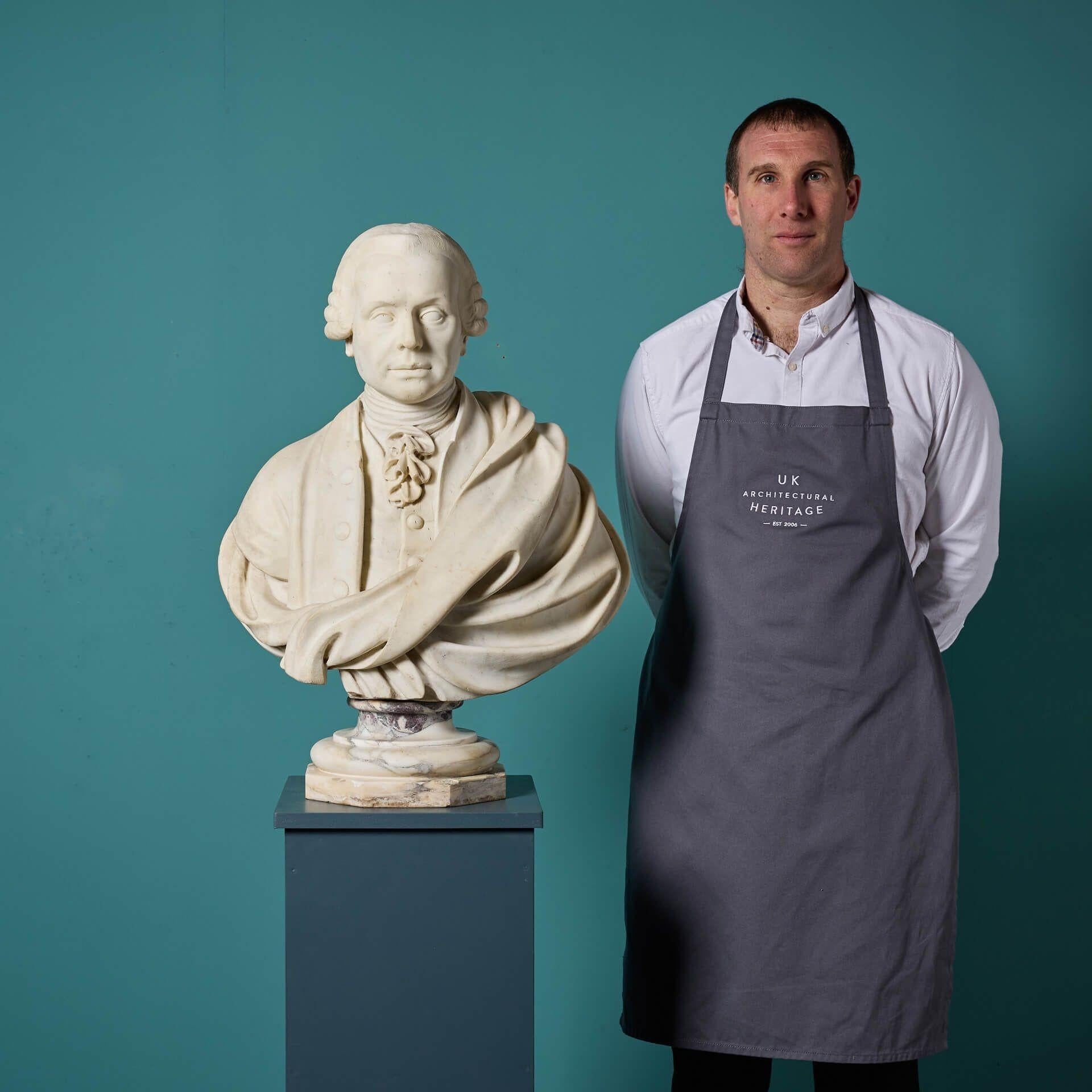 Antico busto in marmo bianco georgiano inglese di un gentiluomo erudito del 1790 circa, su uno zoccolo d'epoca in marmo breccia violette.

Il gentiluomo, scolpito in modo eccezionale, ha una presenza erudita e indossa una parrucca in testa, un