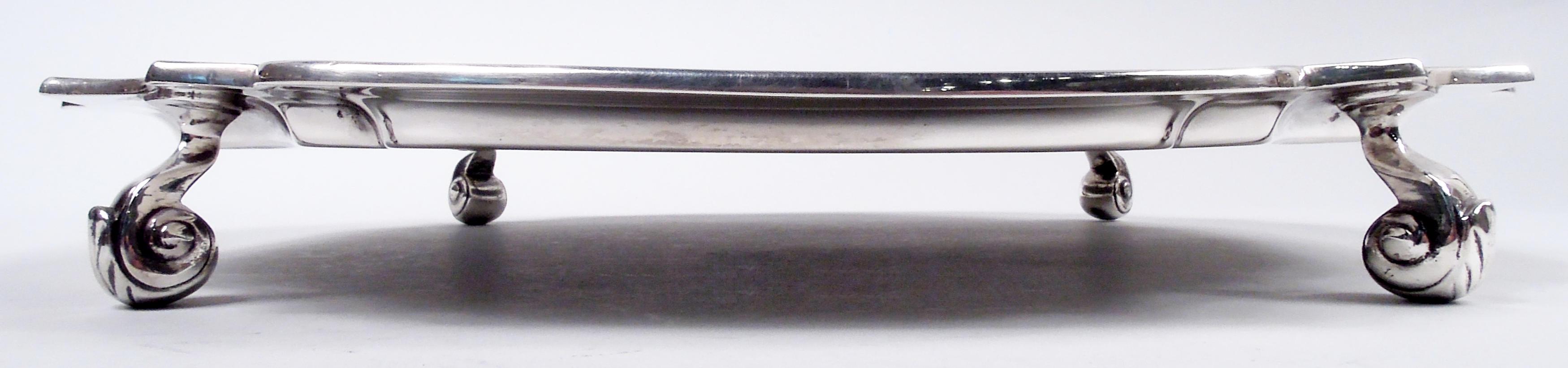 Bandeja inglesa georgiana de plata de ley con cartela, 1931. Cuatro lados curvos y esquinas curvilíneas. Reborde moldeado y soportes de esquina en forma de voluta de hojas. Completamente marcada, incluido el sello del fabricante (S. Blanckensee &