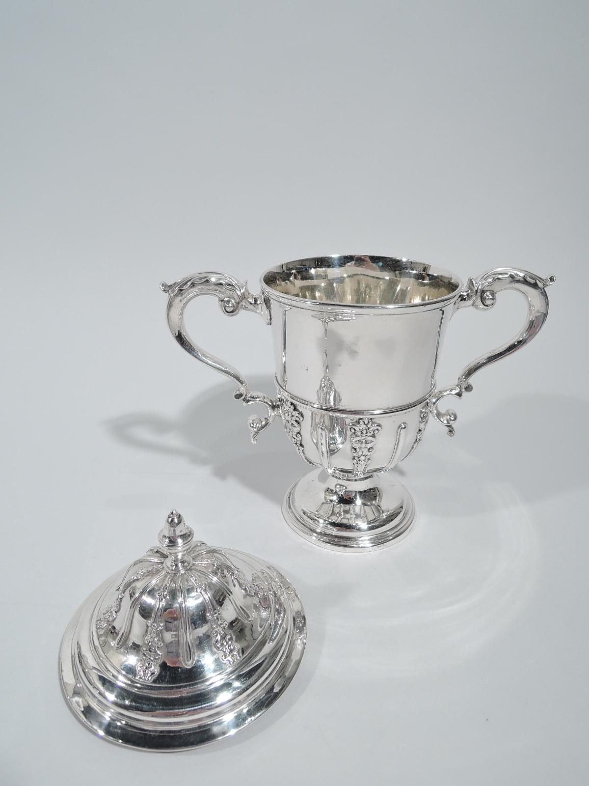 English Georgian Sterling Silver Classical Covered Urn by Newcastle Maker In Good Condition In New York, NY