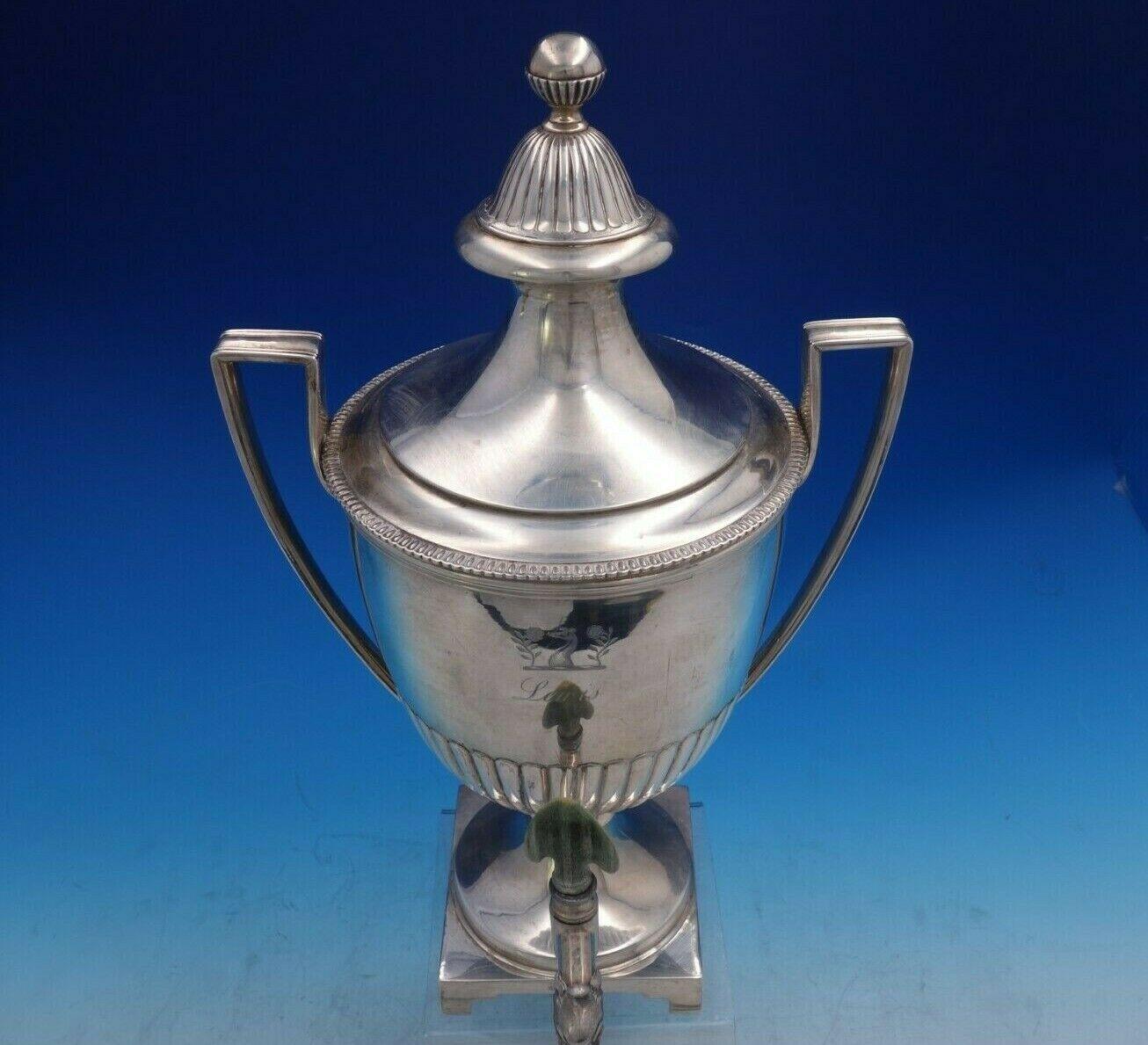 Schöner englischer Samowar aus georgianischem Sterlingsilber mit Griffen, hergestellt in London im Jahr 1806 (Hersteller unbekannt). Dieses Stück misst: 15