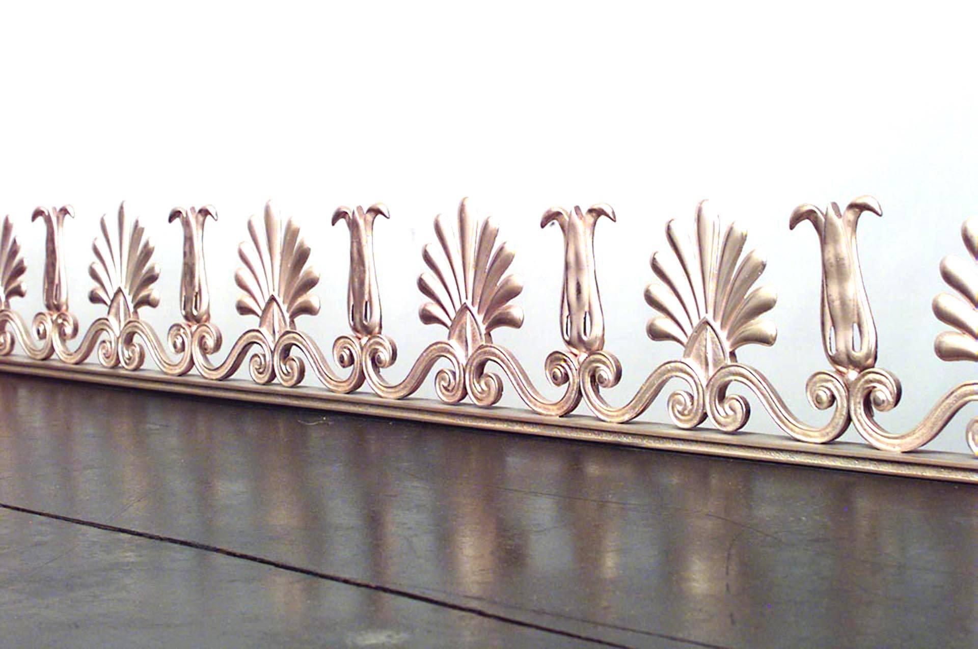 Table console de style géorgien anglais (19e siècle) à double base d'aigle, peinte en vert et garnie de dorures, avec galerie en bronze. (Succession d'Evelyn Walsh McLean ; paire assortie à la Maison Blanche)
