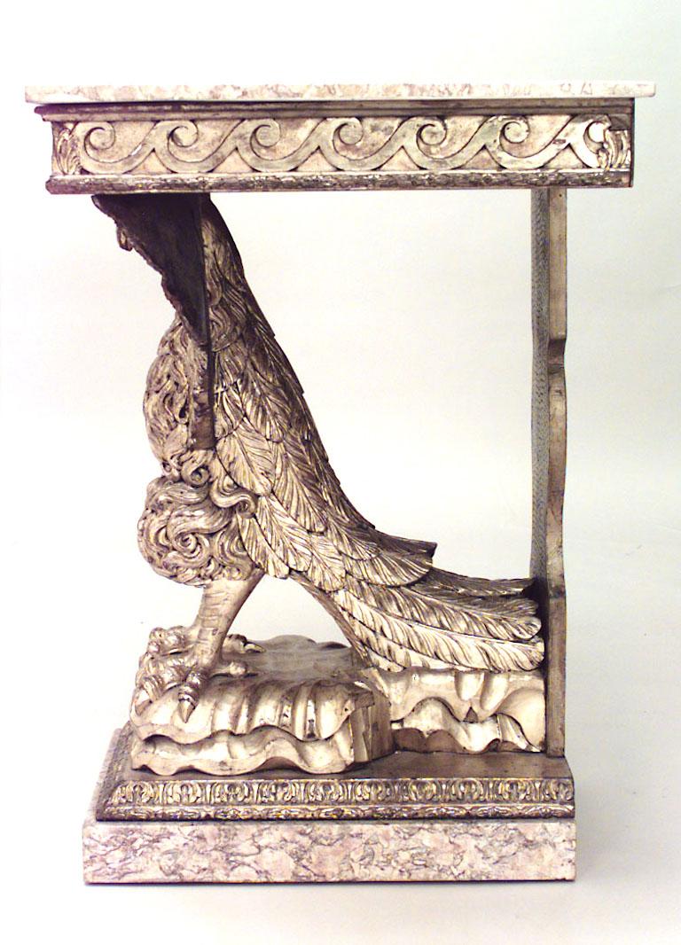 Table console de style géorgien anglais (19e siècle) en bois doré à motif d'aigle, avec frise de volutes de Vitruve et plateau et base en marbre.
 