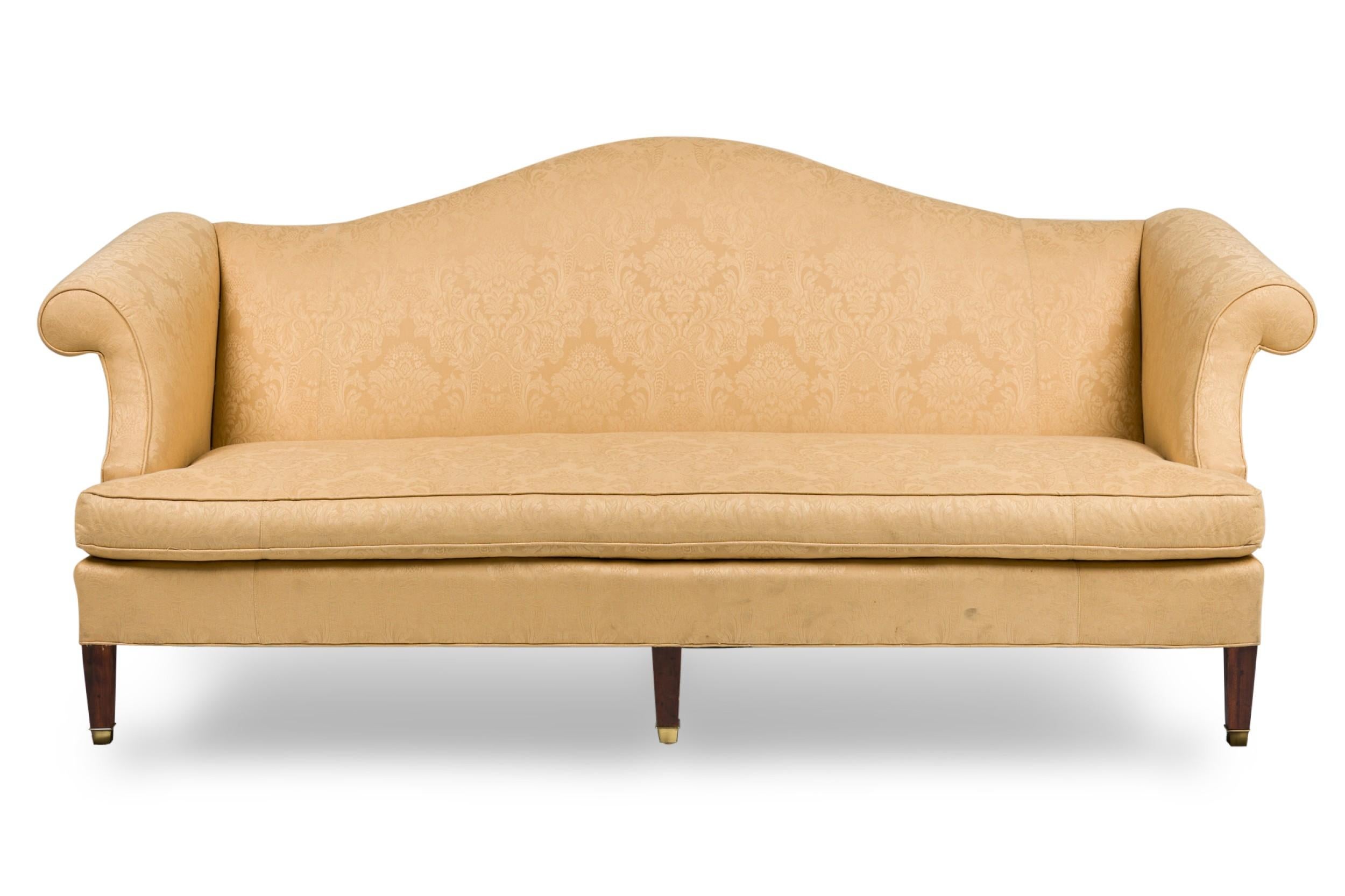 Sofá inglés de estilo georgiano (siglo XX) con respaldo de camello, brazos enrollados con tapicería beige/oro y cojín de asiento que descansa sobre patas rectas de madera