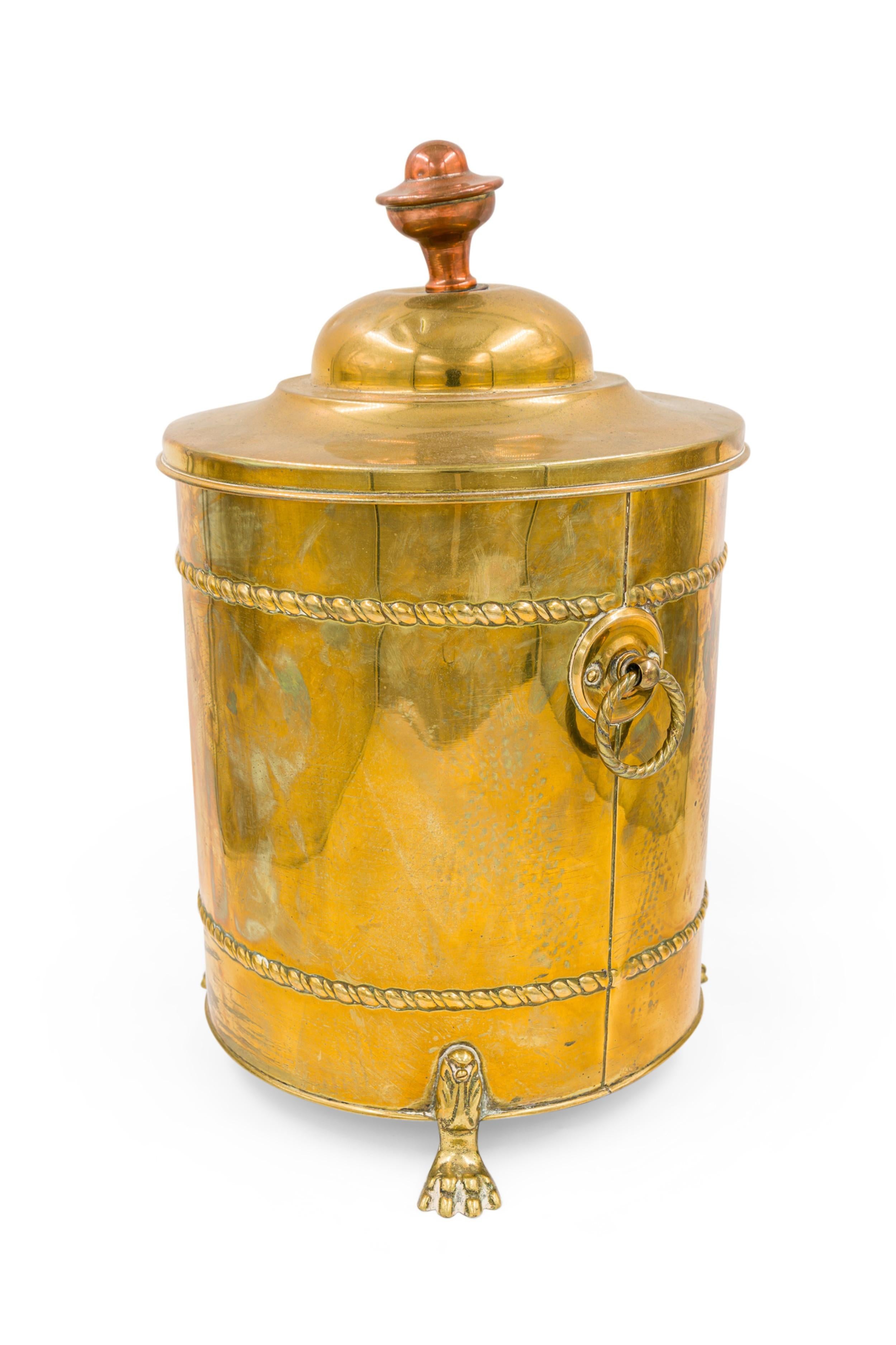 Secchio rotondo in ottone in stile georgiano inglese (20° secolo) con coperchio e due piccole maniglie rotonde in ottone che poggiano su 3 piedi ad artiglio