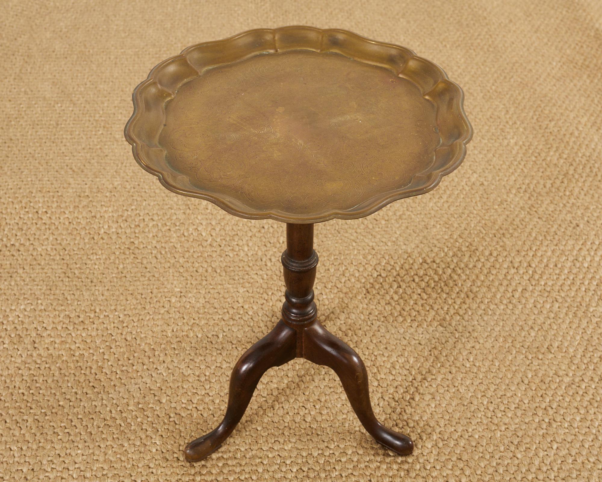English Georgian Style Brass Tray Tilt-Top Tripod Drinks Table In Good Condition For Sale In Rio Vista, CA