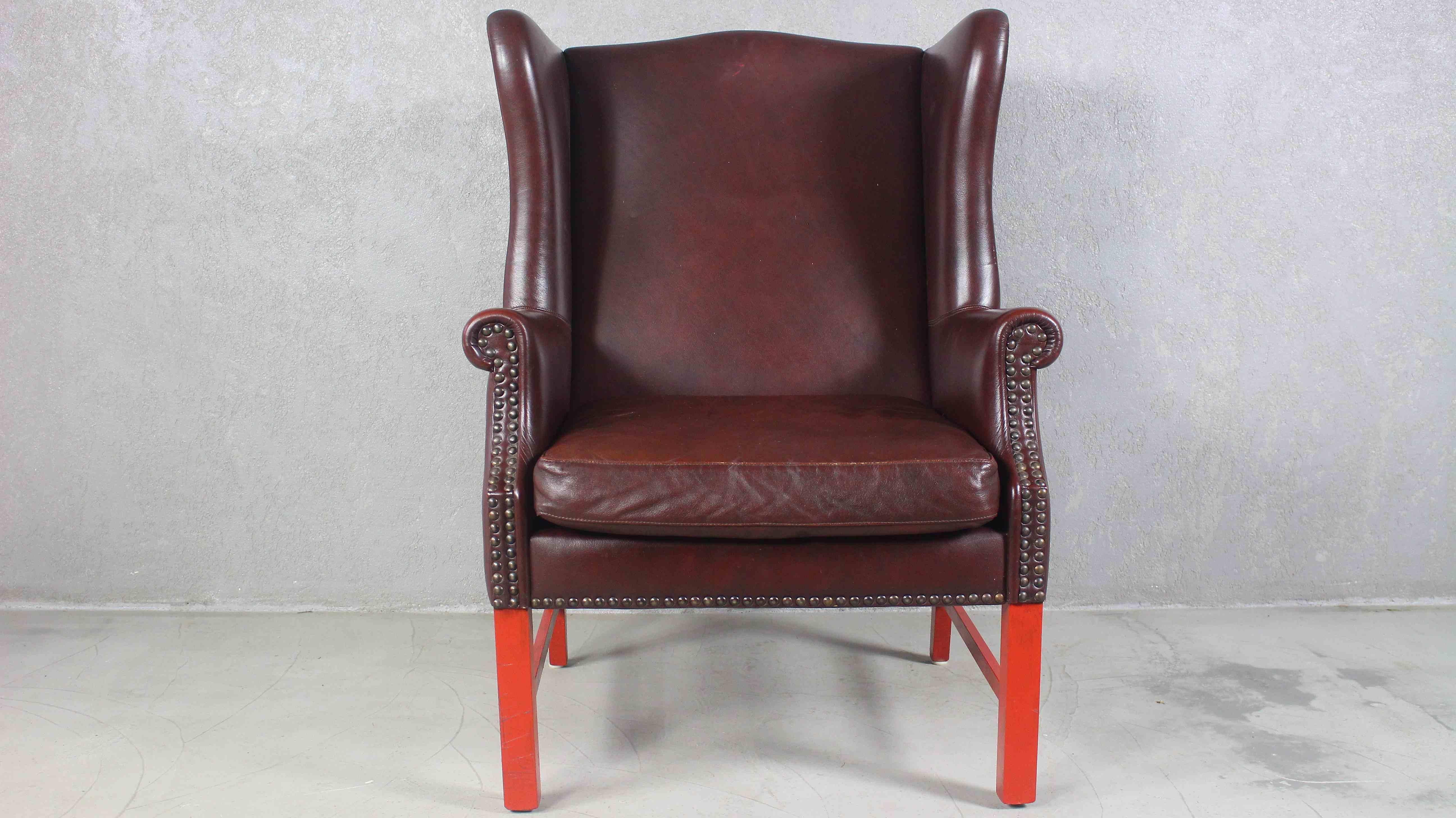 English Georgian Style Brown Leather Wingback Armchair In Good Condition For Sale In ŚWINOUJŚCIE, 32