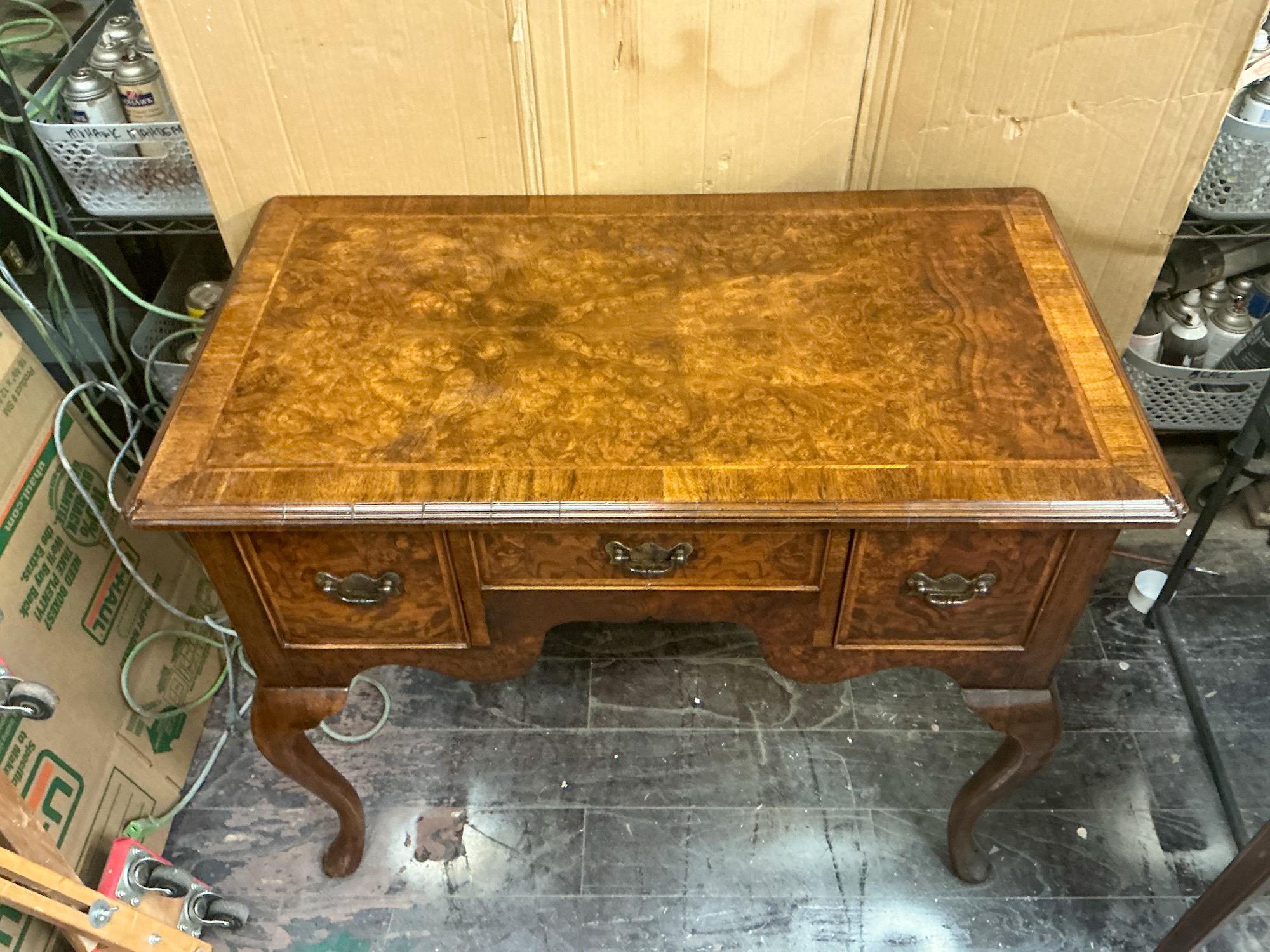 Cassapanca da tavolo Lowboy in stile georgiano in Burton e Noce di Burton-Ching Ltd in vendita 5