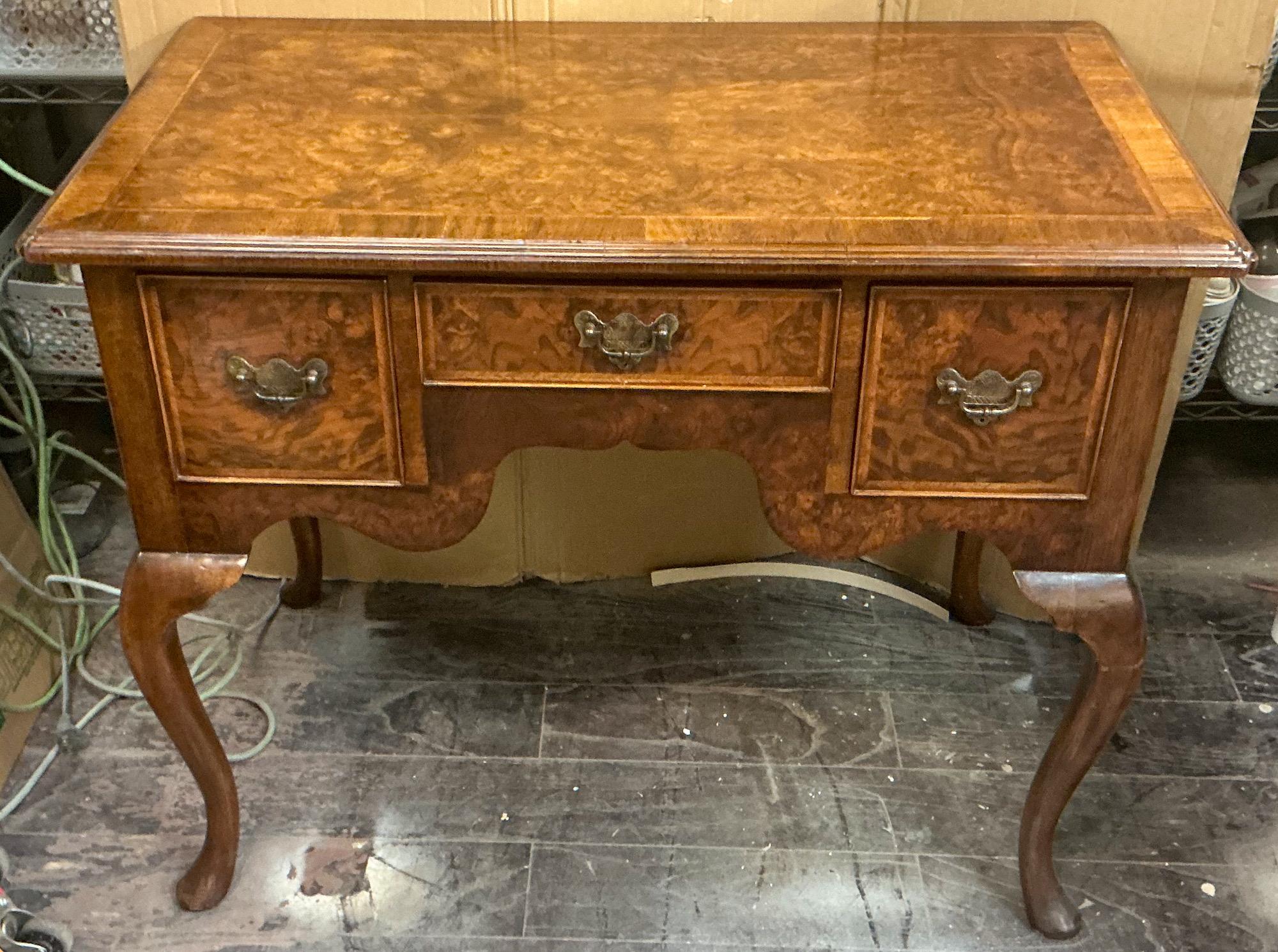 Cassapanca da tavolo Lowboy in stile georgiano in Burton e Noce di Burton-Ching Ltd in vendita 6