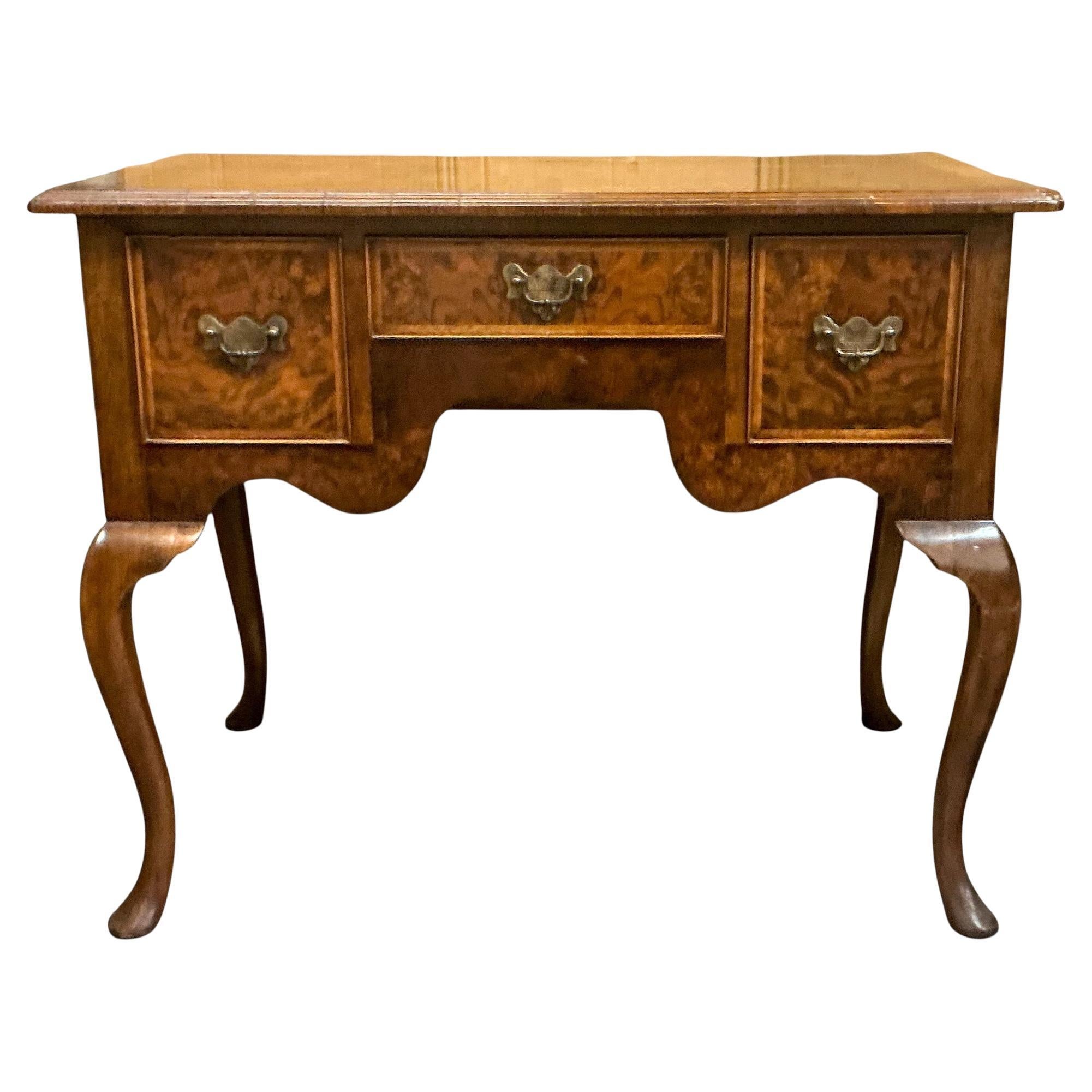 Georgiano Cassapanca da tavolo Lowboy in stile georgiano in Burton e Noce di Burton-Ching Ltd in vendita