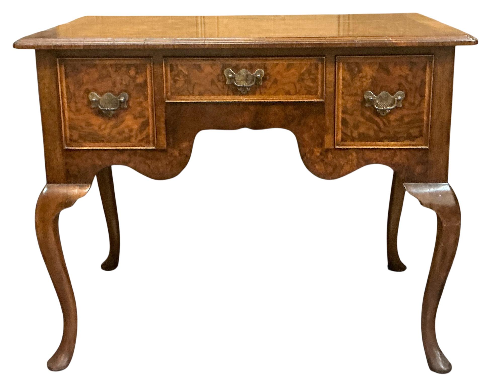 Cassapanca da tavolo Lowboy in stile georgiano in Burton e Noce di Burton-Ching Ltd In condizioni buone in vendita a Kennesaw, GA