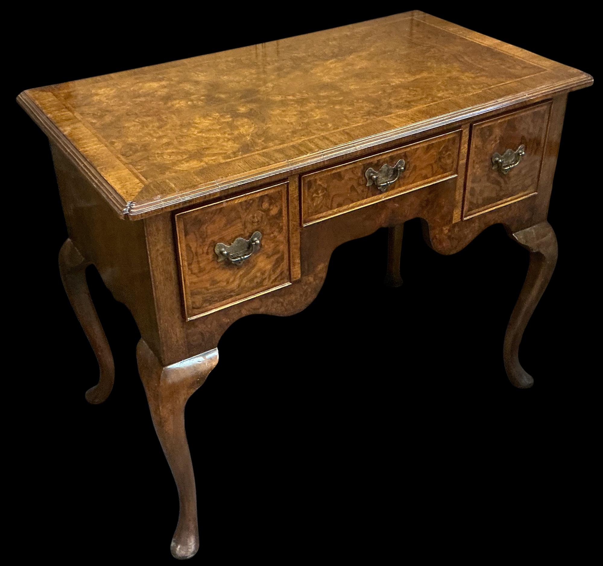 XXI secolo e contemporaneo Cassapanca da tavolo Lowboy in stile georgiano in Burton e Noce di Burton-Ching Ltd in vendita