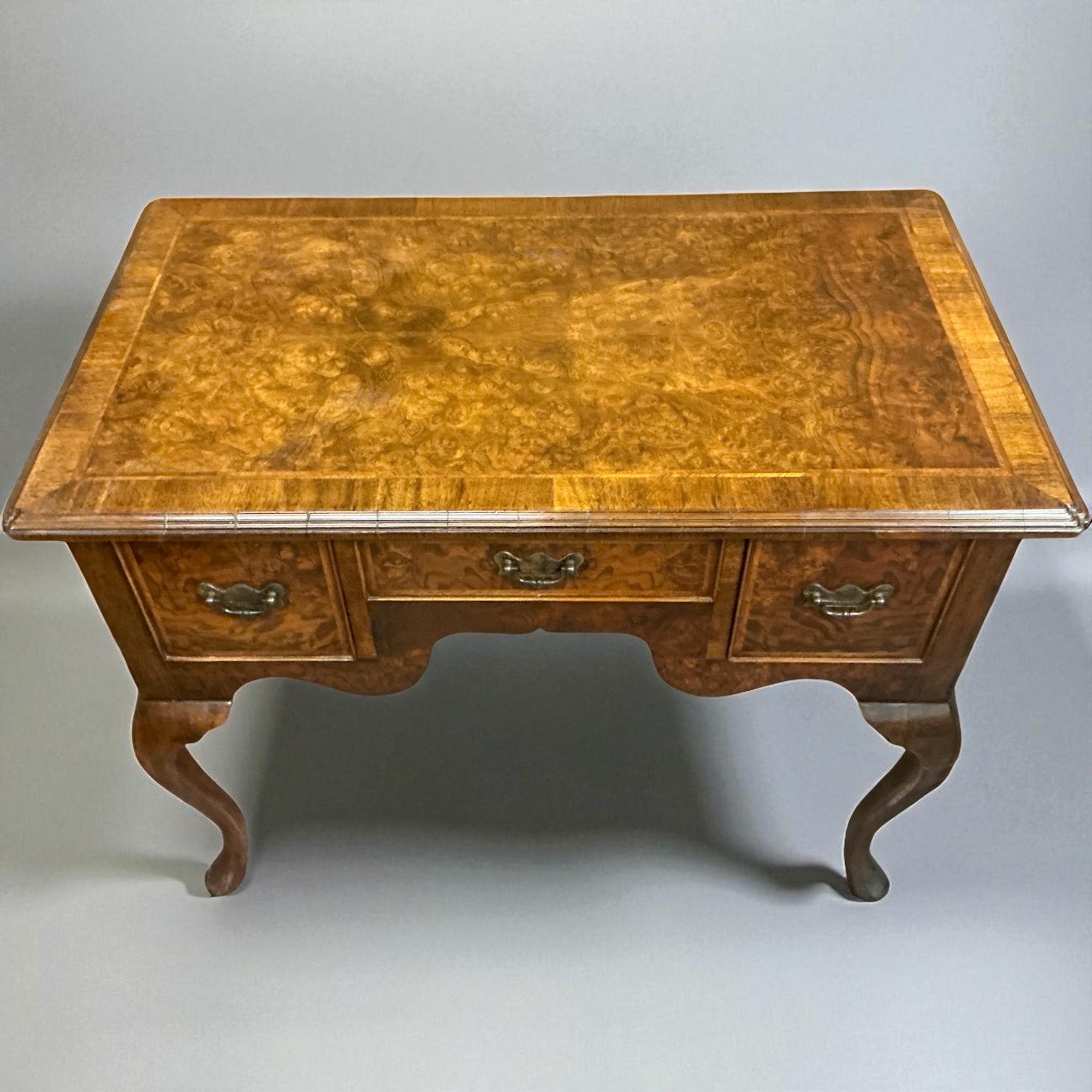 Ottone Cassapanca da tavolo Lowboy in stile georgiano in Burton e Noce di Burton-Ching Ltd in vendita