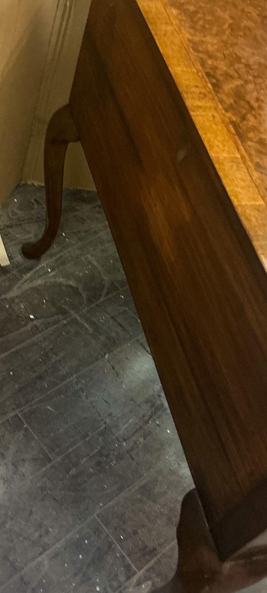 Cassapanca da tavolo Lowboy in stile georgiano in Burton e Noce di Burton-Ching Ltd in vendita 2