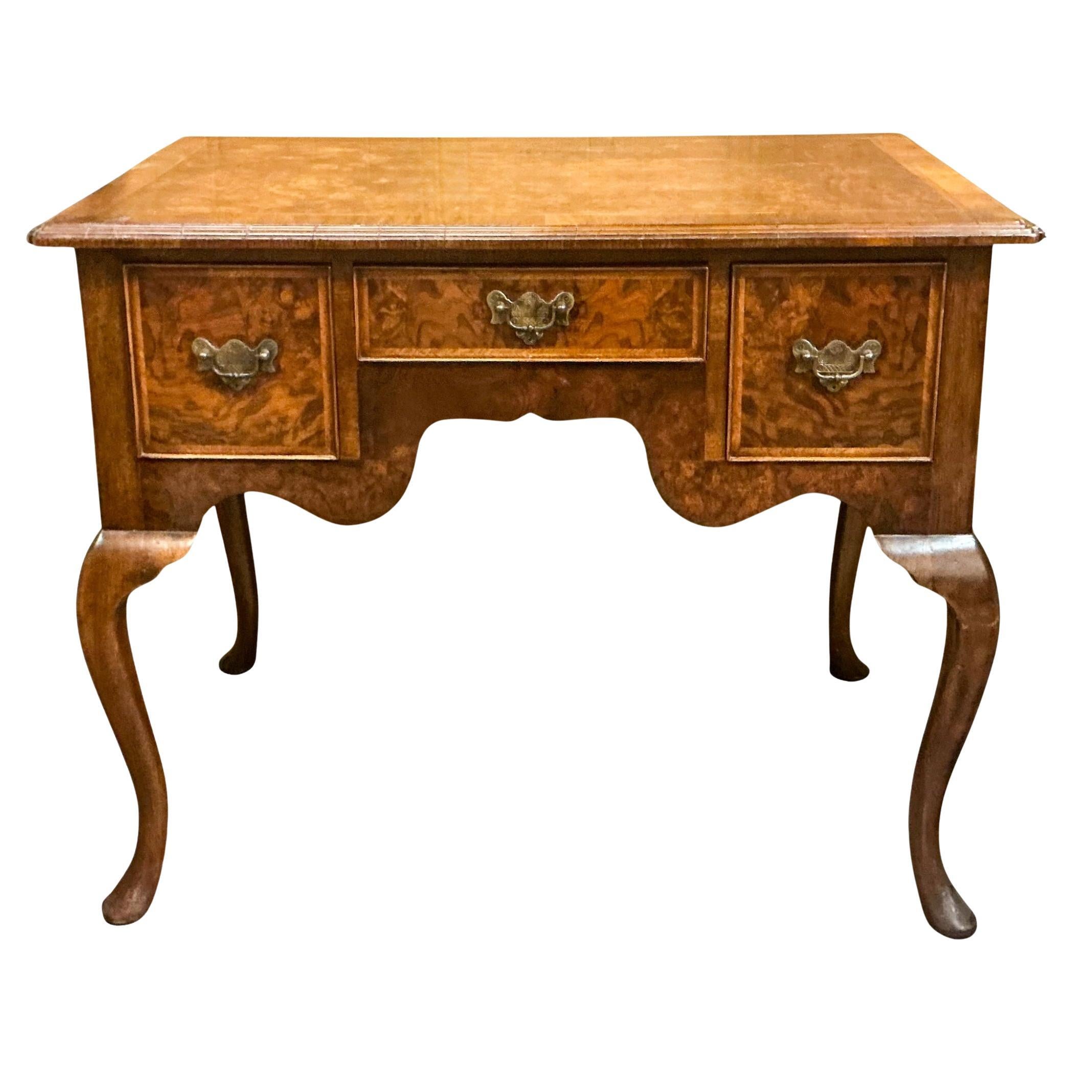 Cassapanca da tavolo Lowboy in stile georgiano in Burton e Noce di Burton-Ching Ltd in vendita