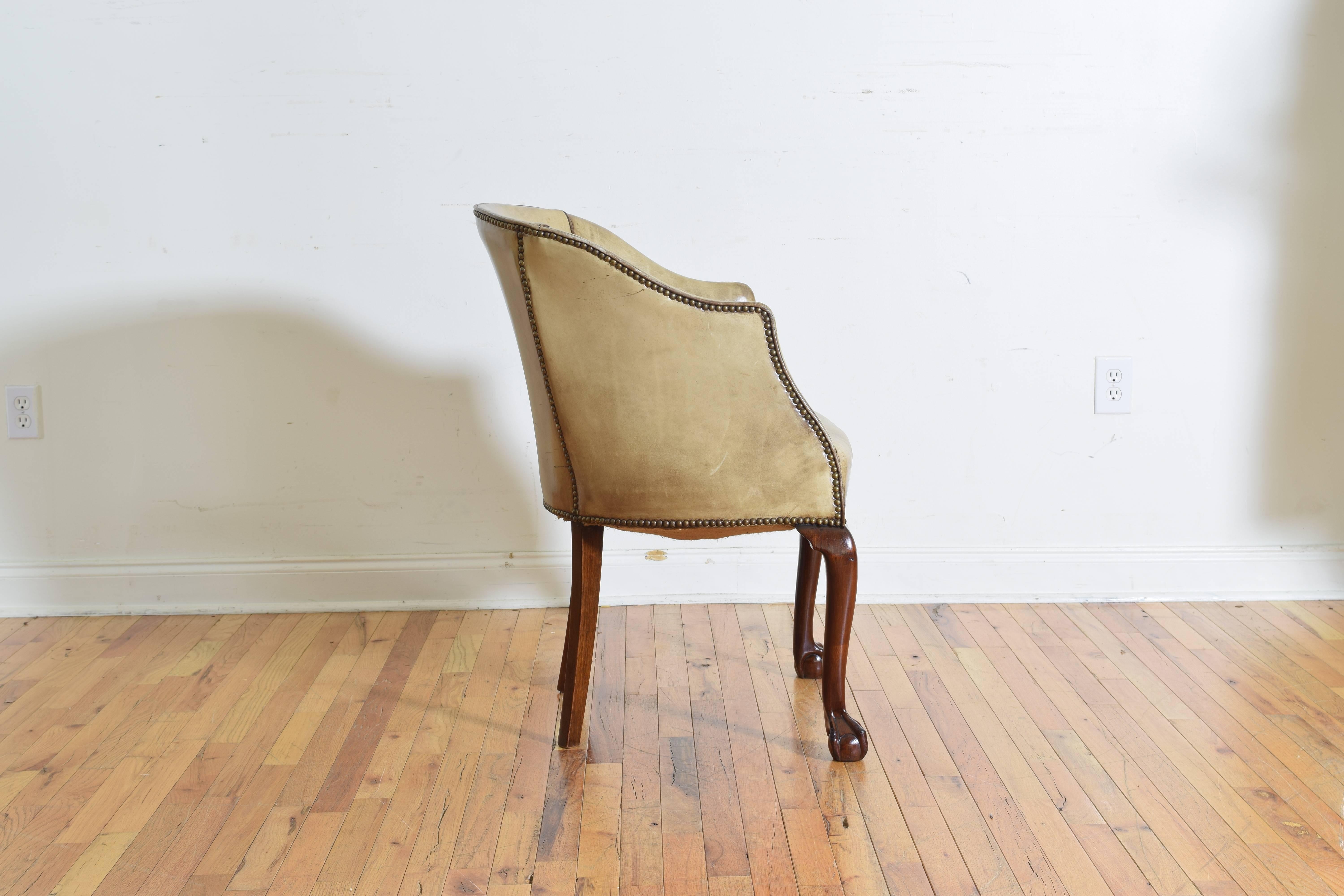 English Georgian Style Carved Walnut and Leather Upholstered Barrel/Desk Chair In Excellent Condition In Atlanta, GA