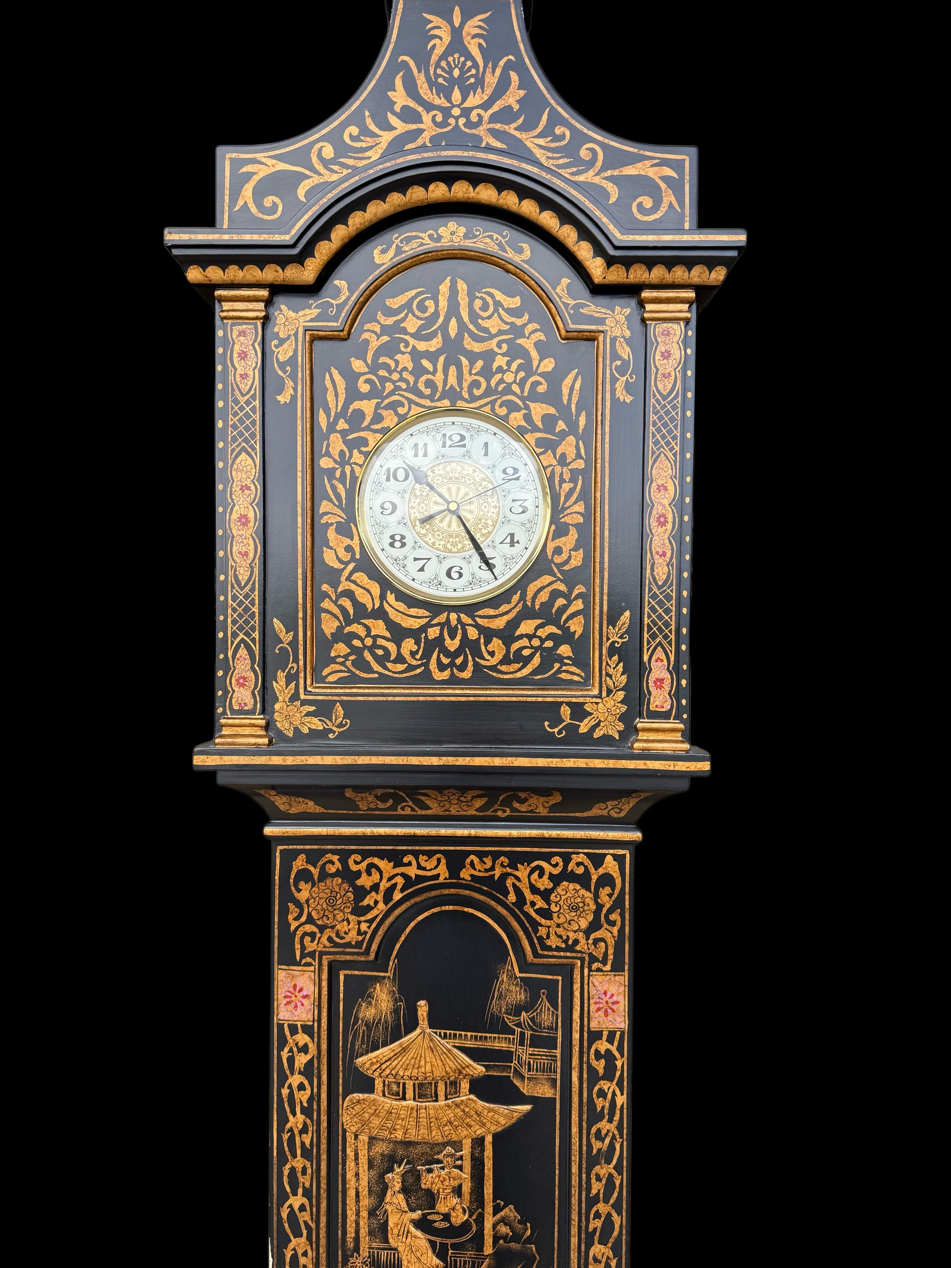 Se trata de un falso reloj de pie de estilo georgiano a gran escala. Se monta en la pared y funciona con pilas. La laca negra presenta detalladas ciencias chinoiserie por todo el cuerpo. Está en muy buen estado y en funcionamiento.