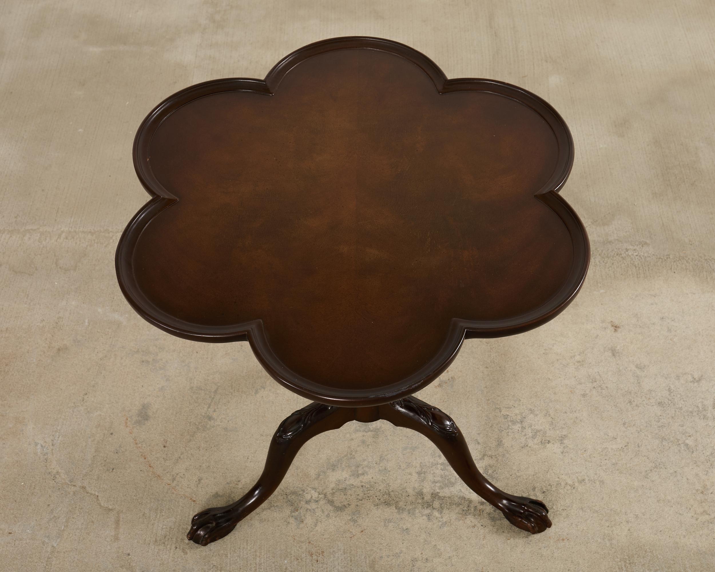 English Georgian Style Clover Leaf Flip-Top Table In Good Condition For Sale In Rio Vista, CA