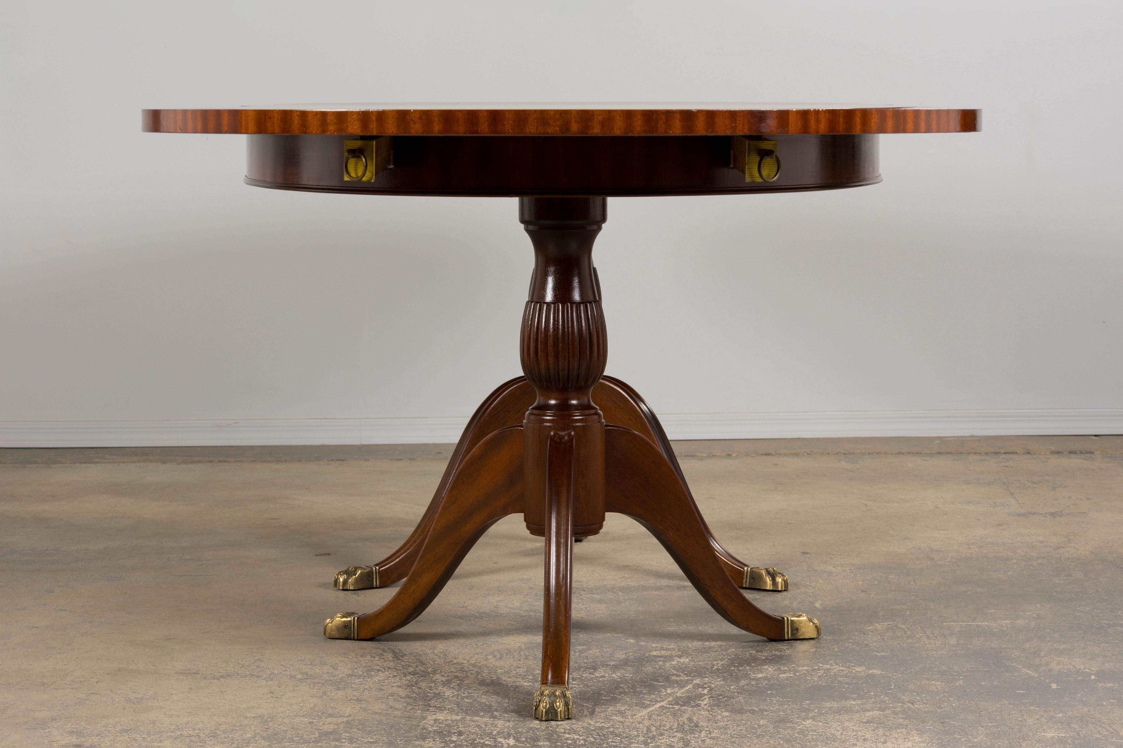 Table de salle à manger ovale à rallonge en acajou et à double piédestal de style géorgien anglais en vente 8
