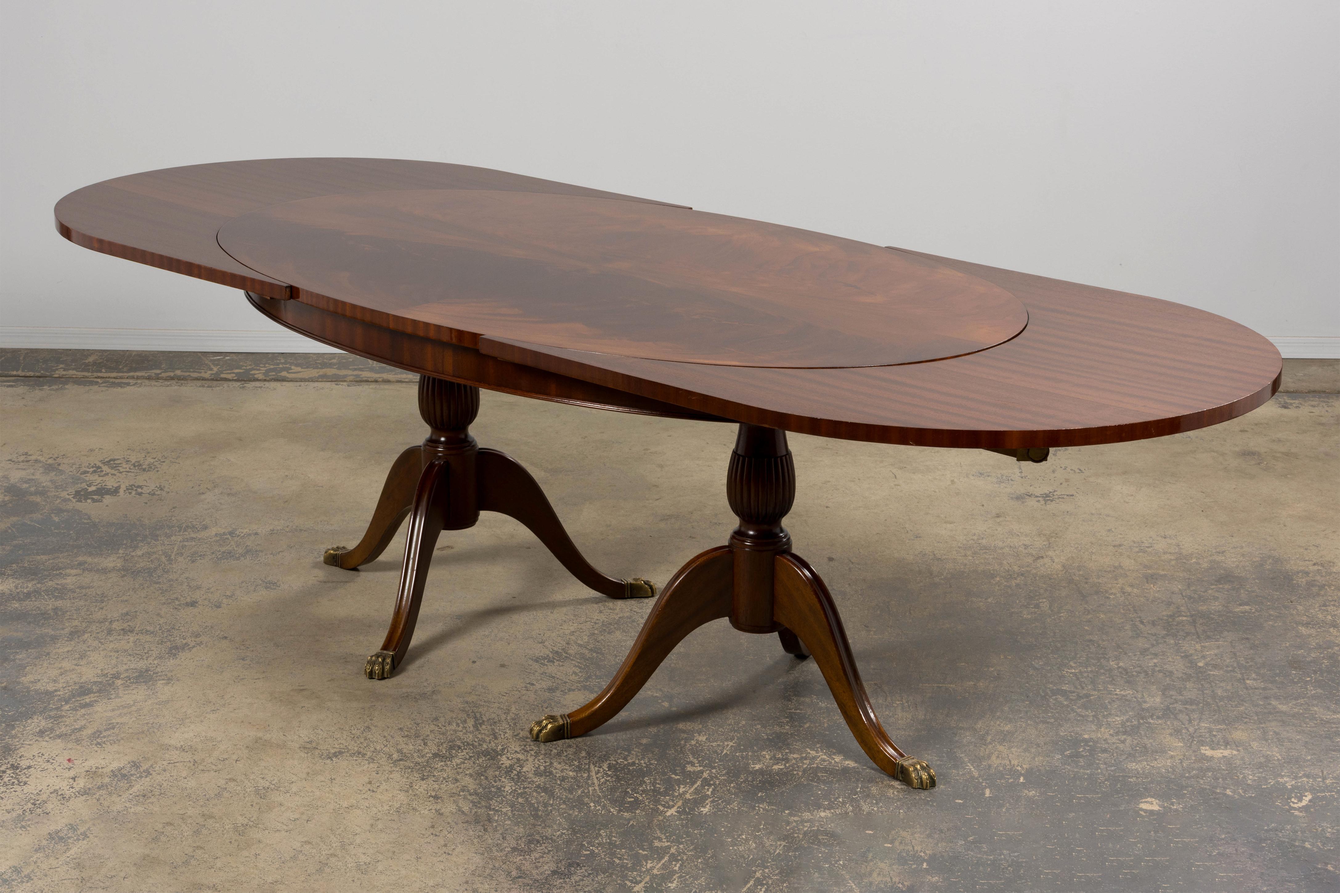 Table de salle à manger ovale à rallonge en acajou et à double piédestal de style géorgien anglais en vente 11