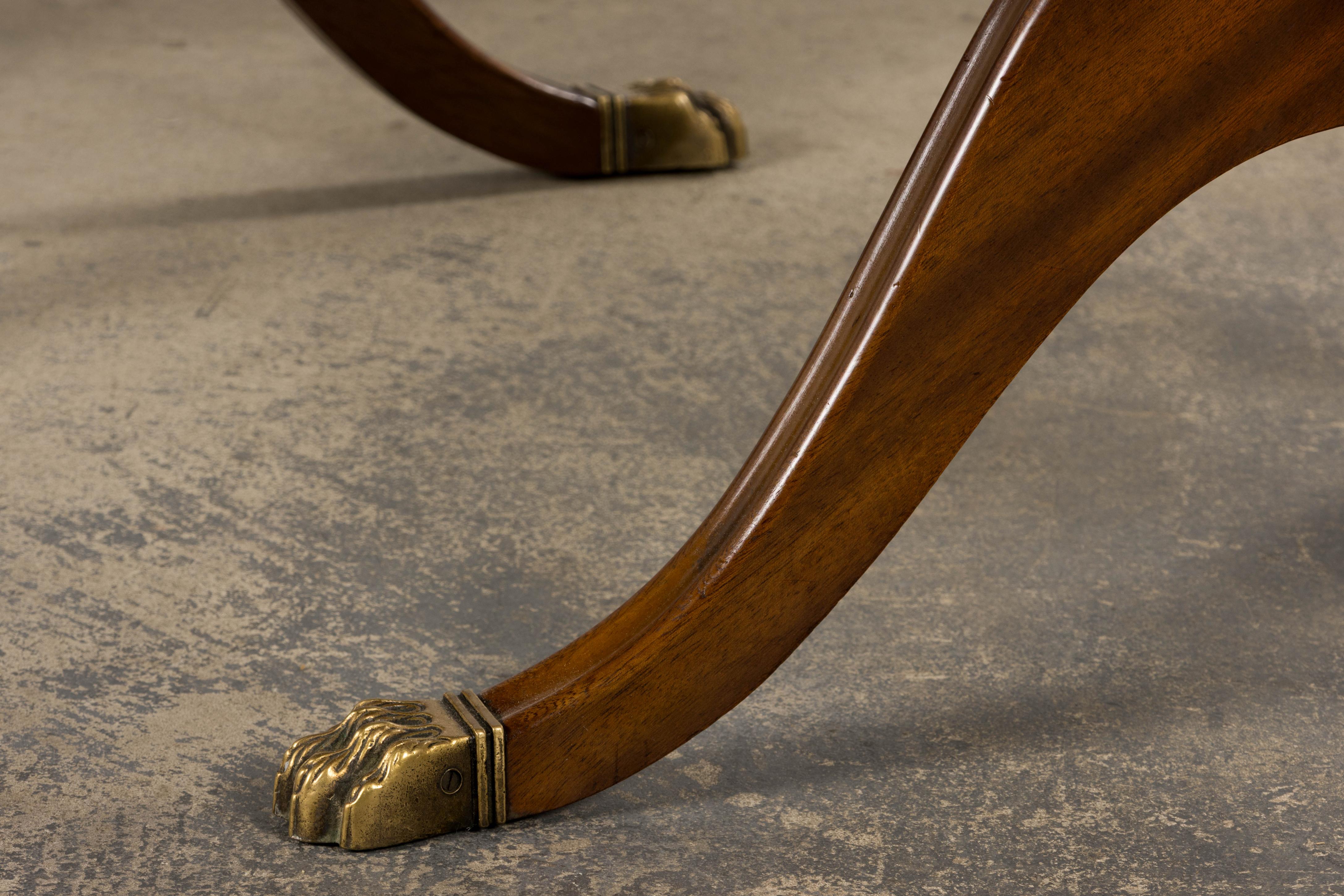 20ième siècle Table de salle à manger ovale à rallonge en acajou et à double piédestal de style géorgien anglais en vente