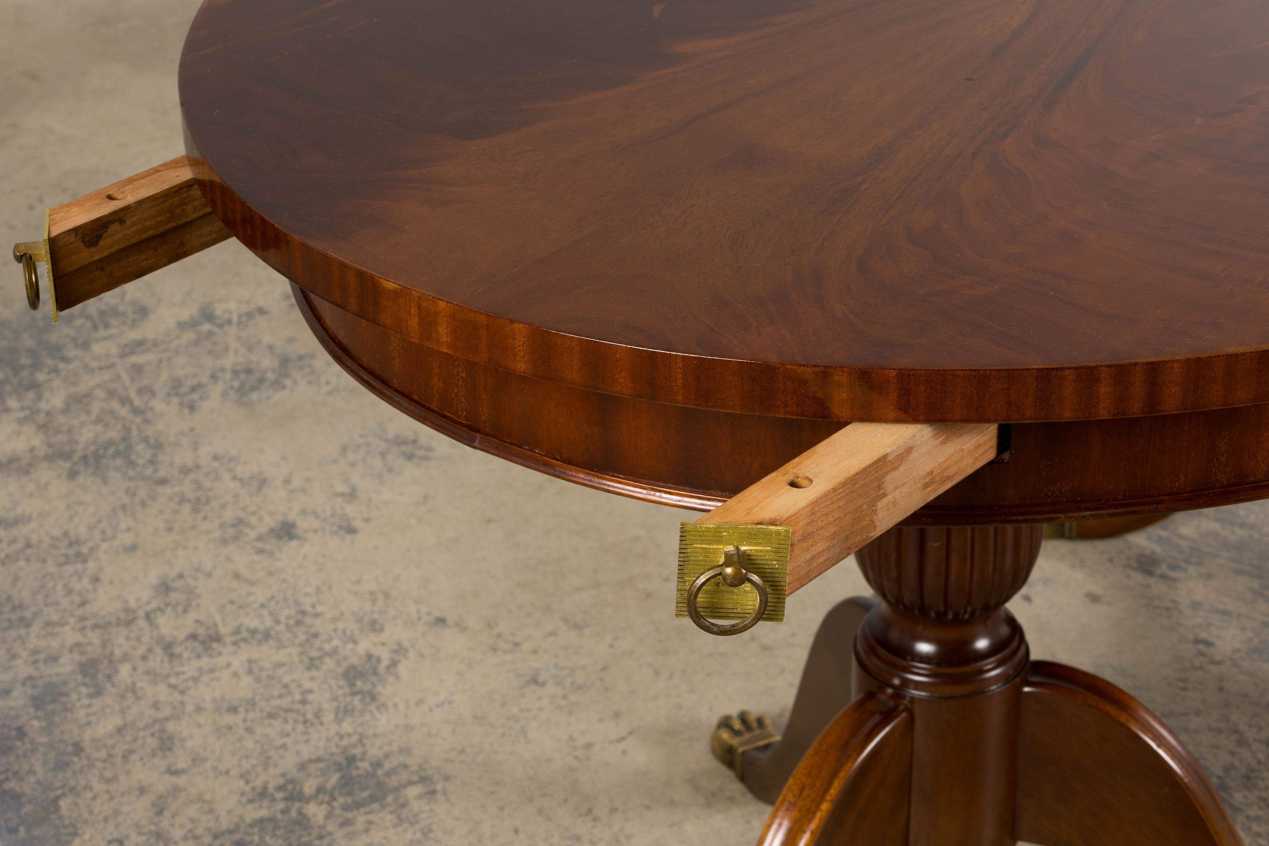 Laiton Table de salle à manger ovale à rallonge en acajou et à double piédestal de style géorgien anglais en vente