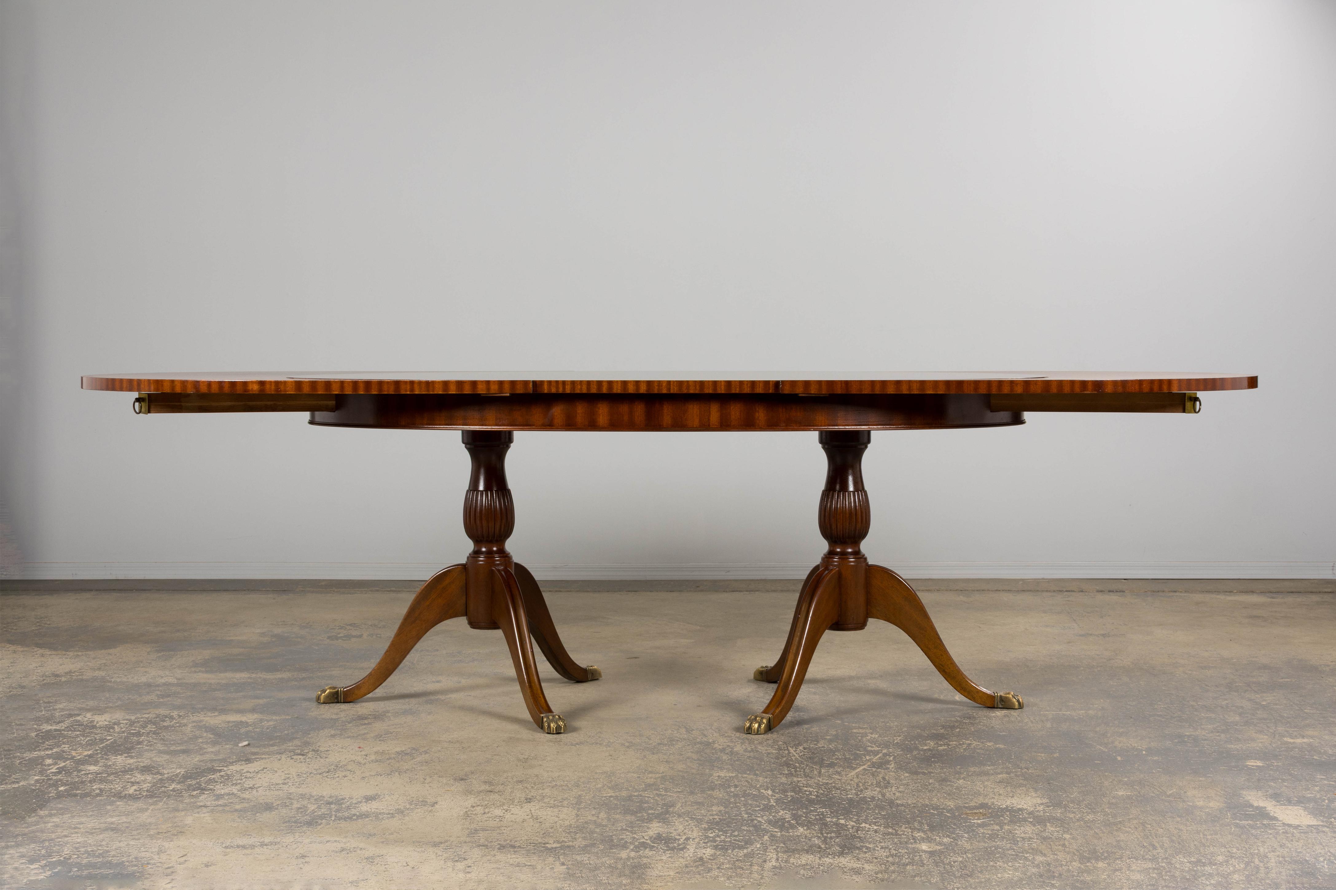 Table de salle à manger ovale à rallonge en acajou et à double piédestal de style géorgien anglais en vente 1