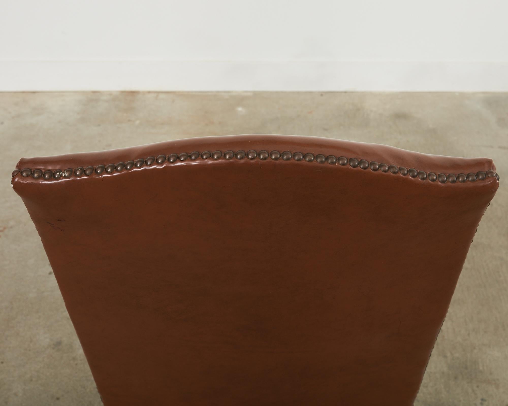 Chaise de salon anglaise de style géorgien en faux cuir de Naugahyde en vente 8