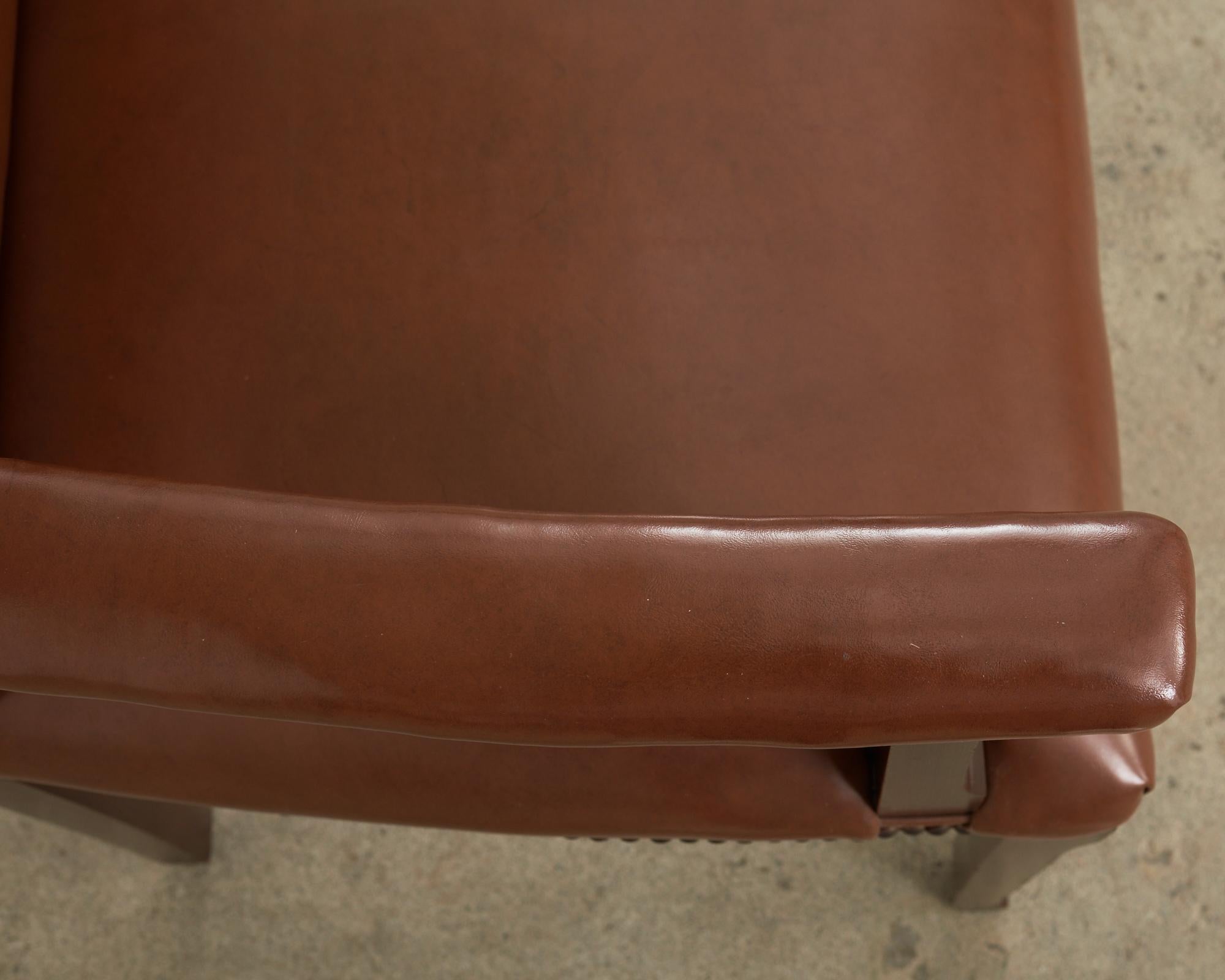 Laiton Chaise de salon anglaise de style géorgien en faux cuir de Naugahyde en vente