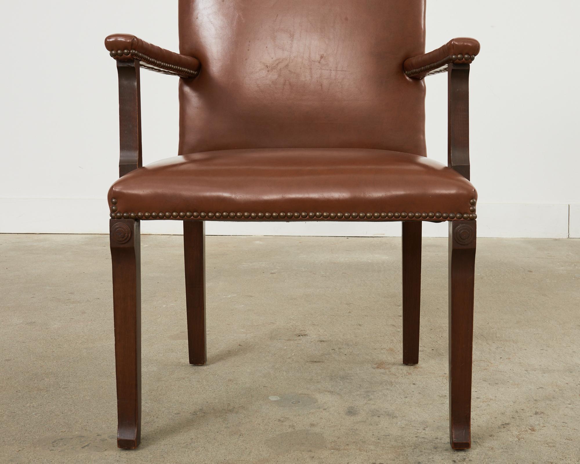 Chaise de salon anglaise de style géorgien en faux cuir de Naugahyde en vente 1