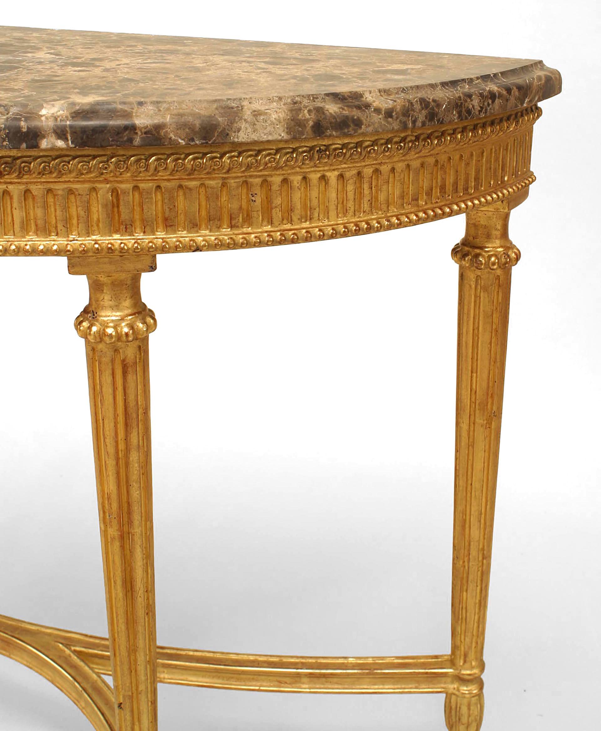 Console anglaise de style géorgien (20e siècle) à pieds cannelés et tablier avec un médaillon central à motif d'urne et de guirlande et un plateau de marbre gris/brun.
