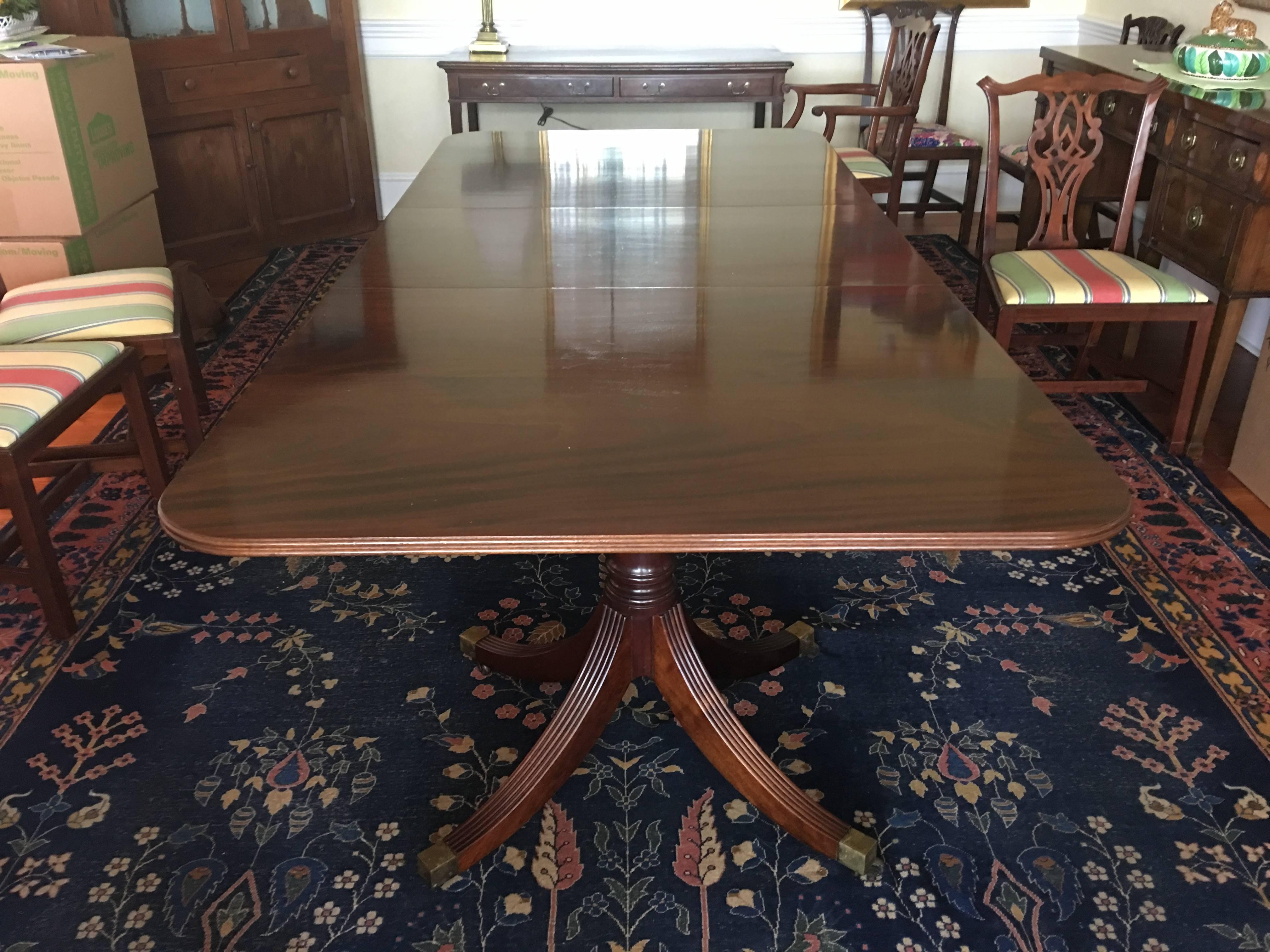 English Georgian Style Mahogany Banquet Dining Table with Leaves, 20th Century In Excellent Condition In Savannah, GA