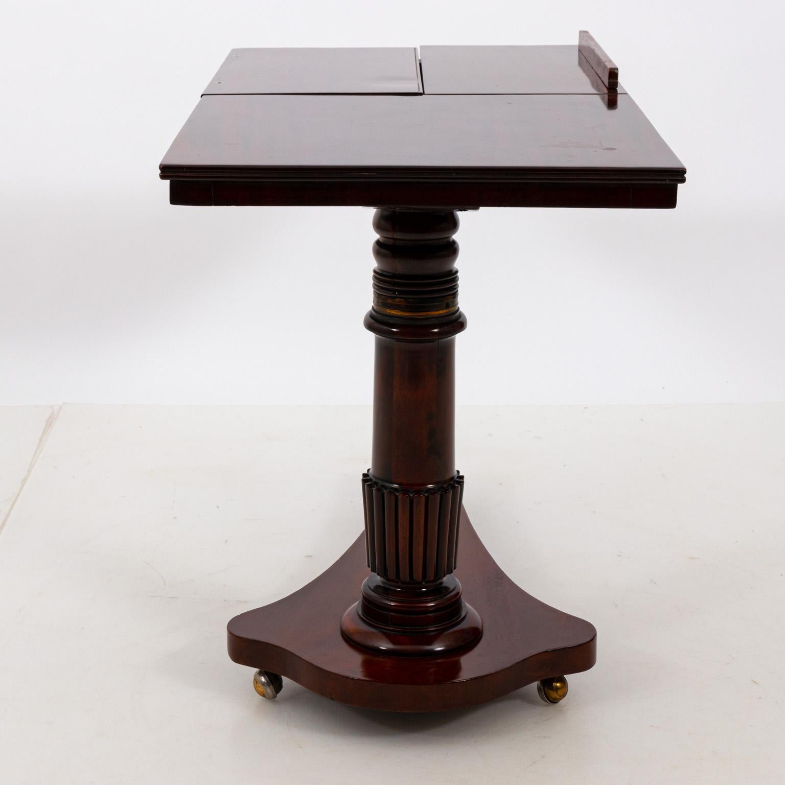 English Georgian Style Mahogany Book Stand In Good Condition For Sale In Stamford, CT