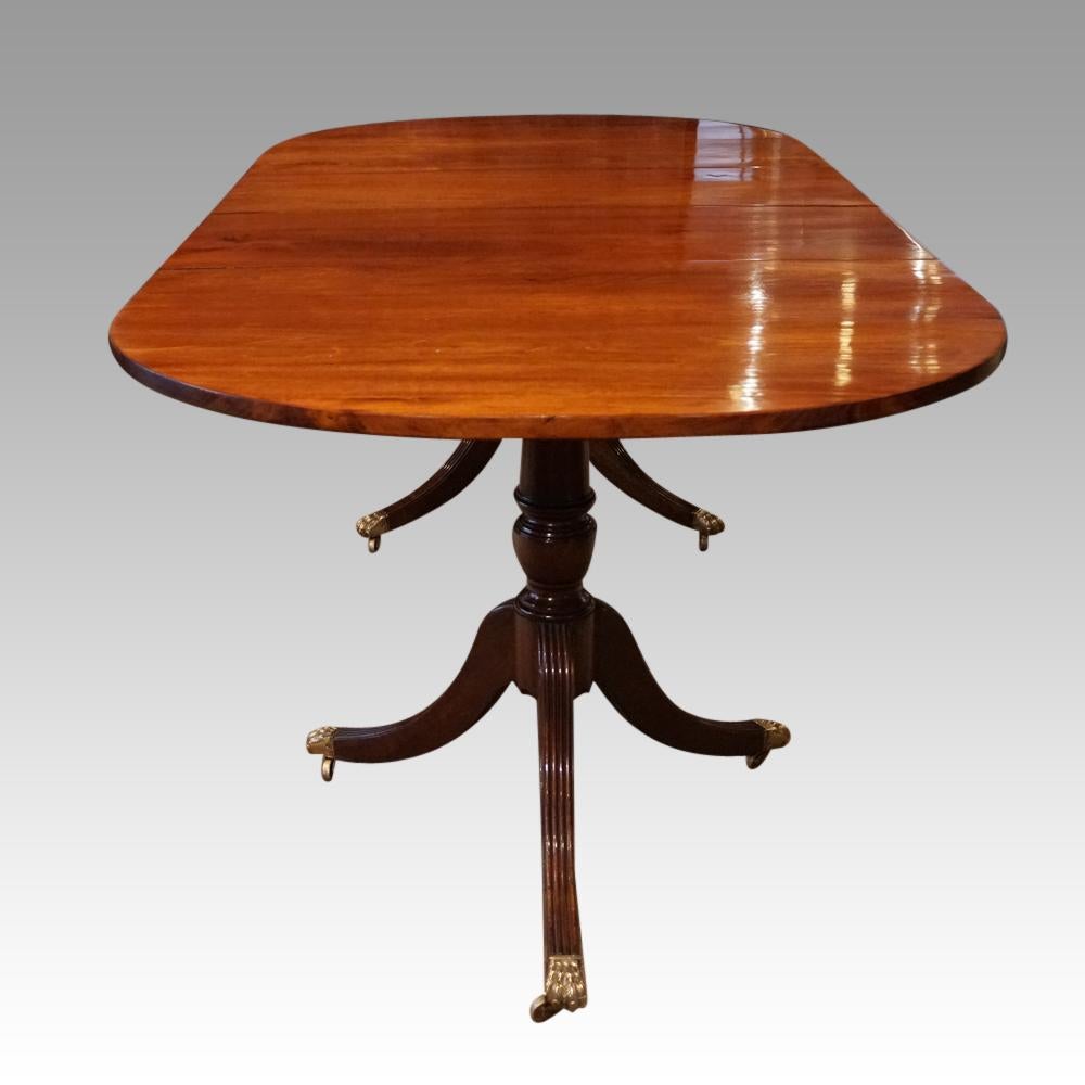 English Georgian Style Mahogany Dining Table In Good Condition For Sale In Salisbury, Wiltshire
