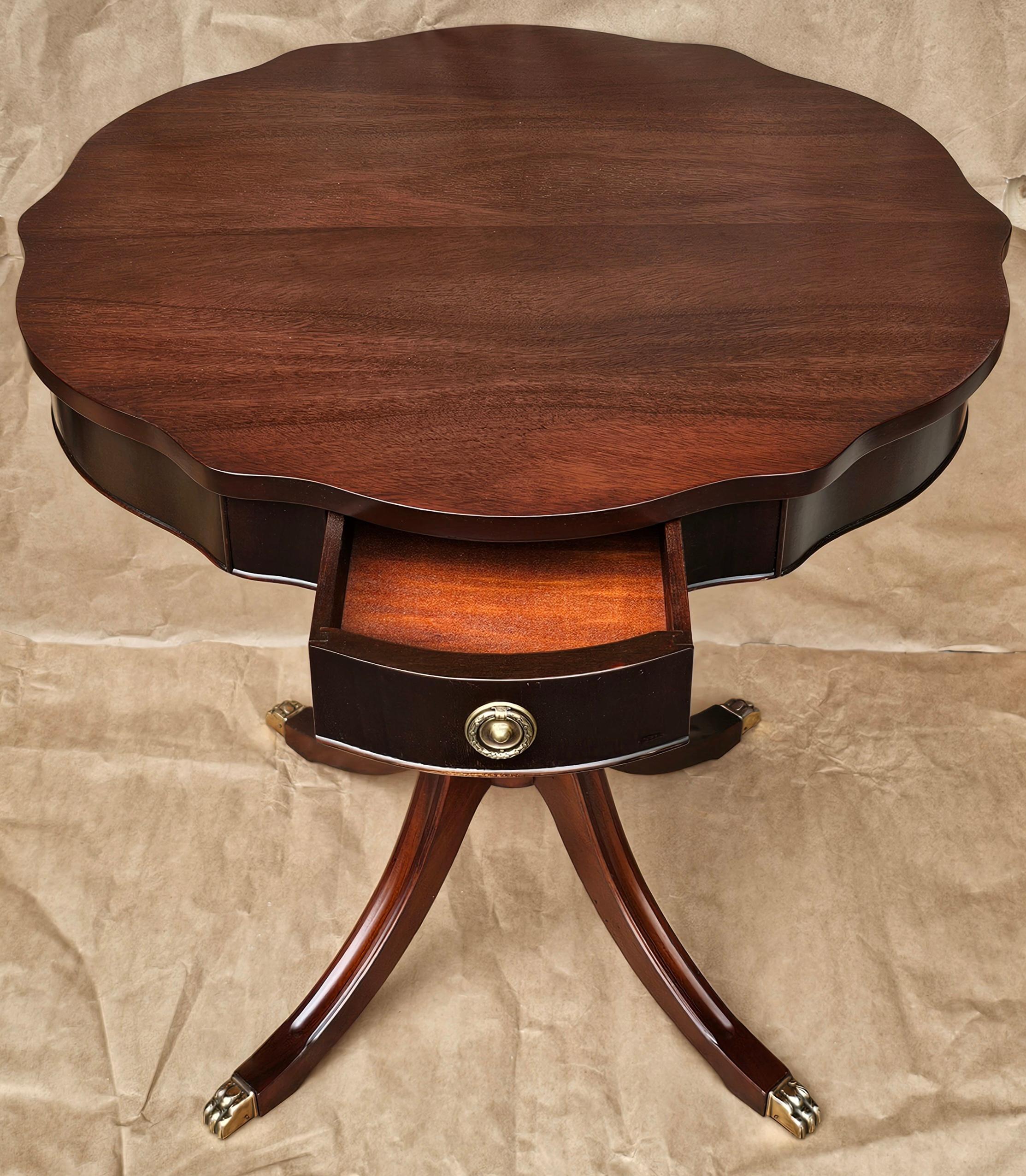 English Georgian Style Mahogany Pedestal Drum Center Table In Excellent Condition For Sale In Germantown, MD