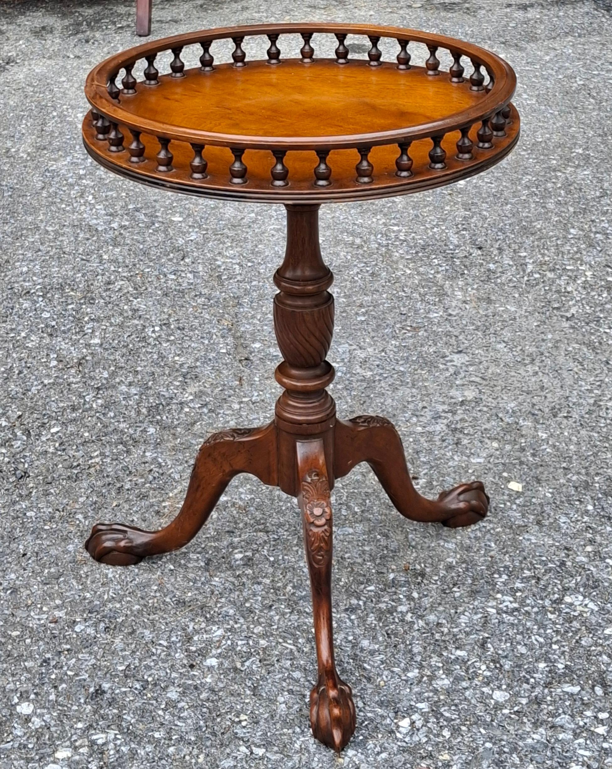 Table à vin, bougeoir et table d'appoint en acajou à piédestal et à galerie de style géorgien anglais, finement travaillée et sculptée.
Mesure 20,5