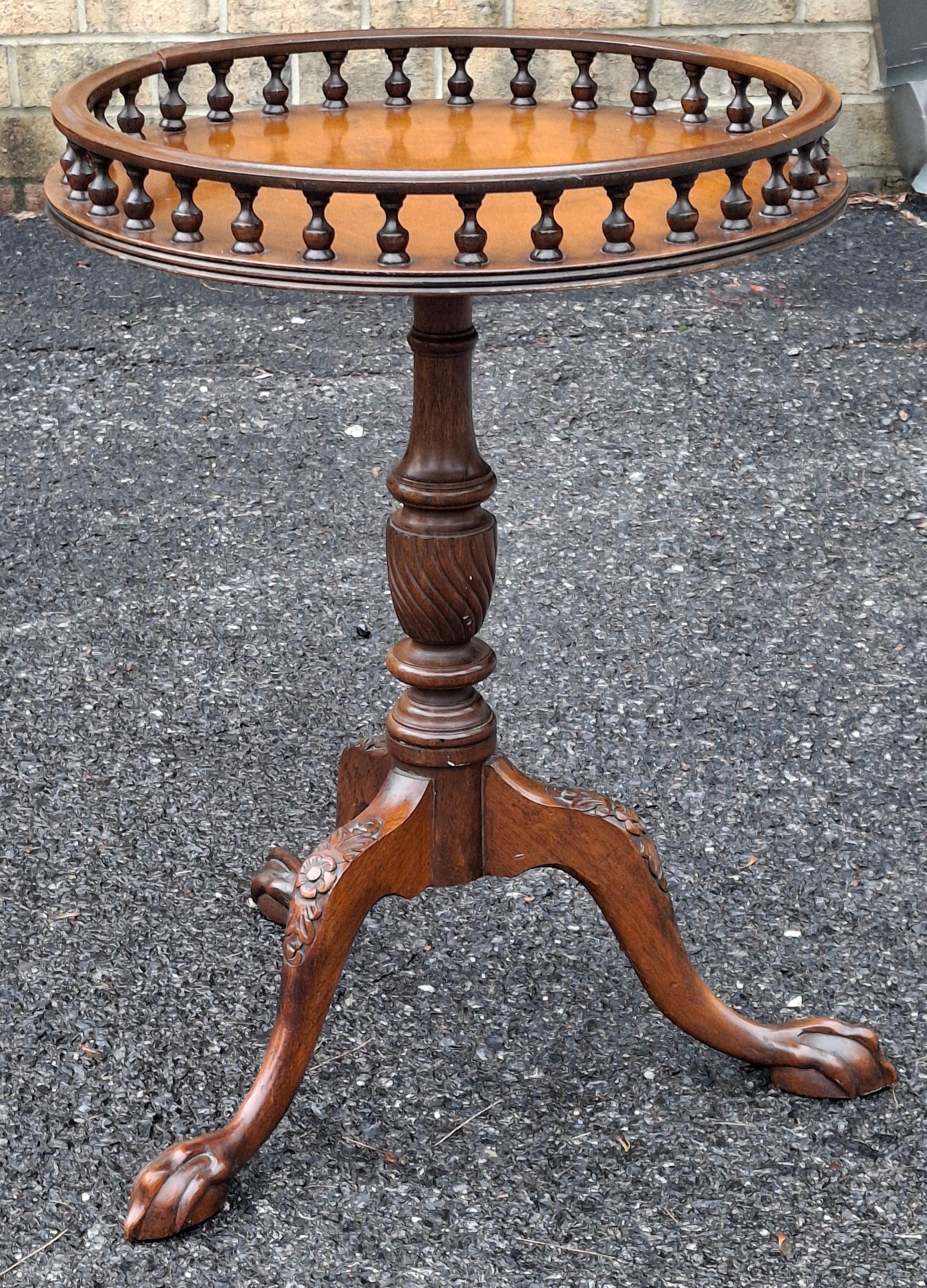 Anglais Table à vin anglaise de style géorgien à piédestal en acajou en vente