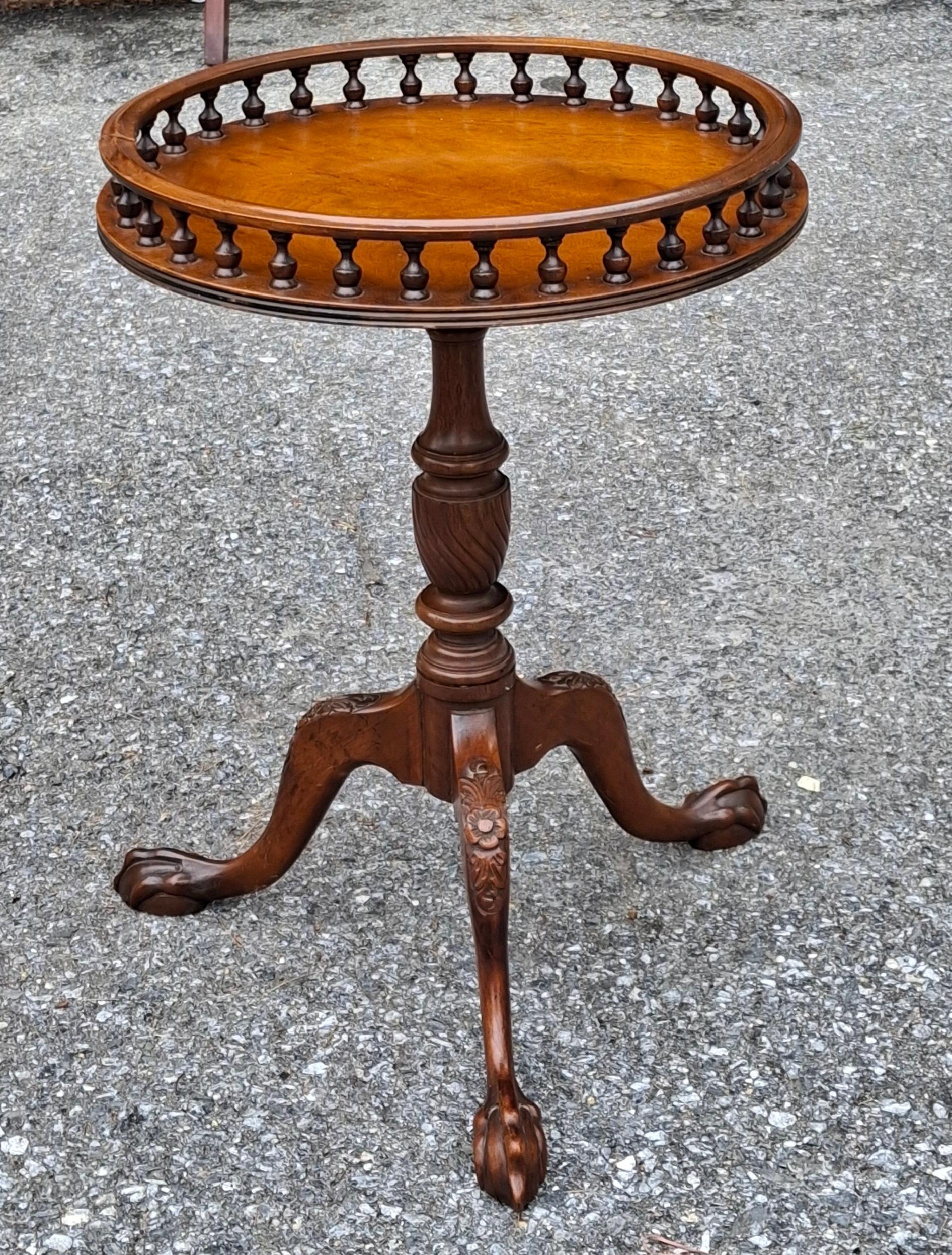 Sculpté Table à vin anglaise de style géorgien à piédestal en acajou en vente