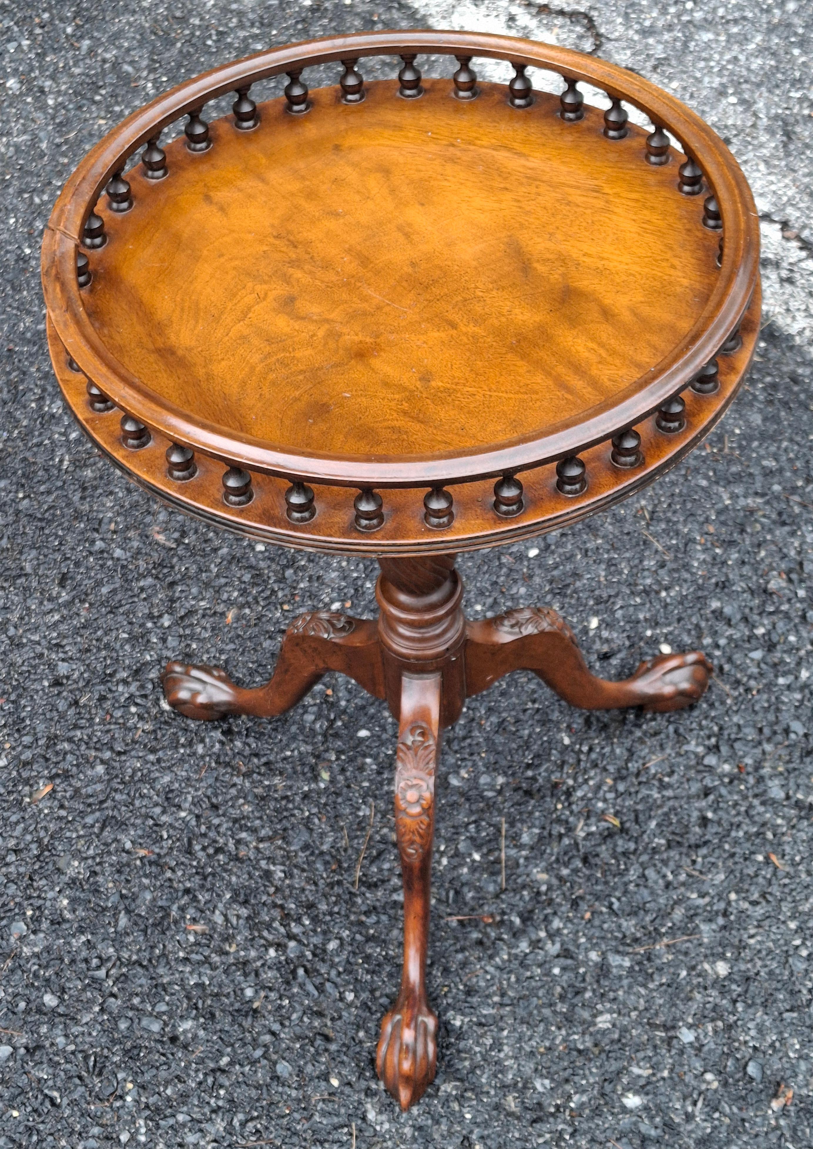 Acajou Table à vin anglaise de style géorgien à piédestal en acajou en vente