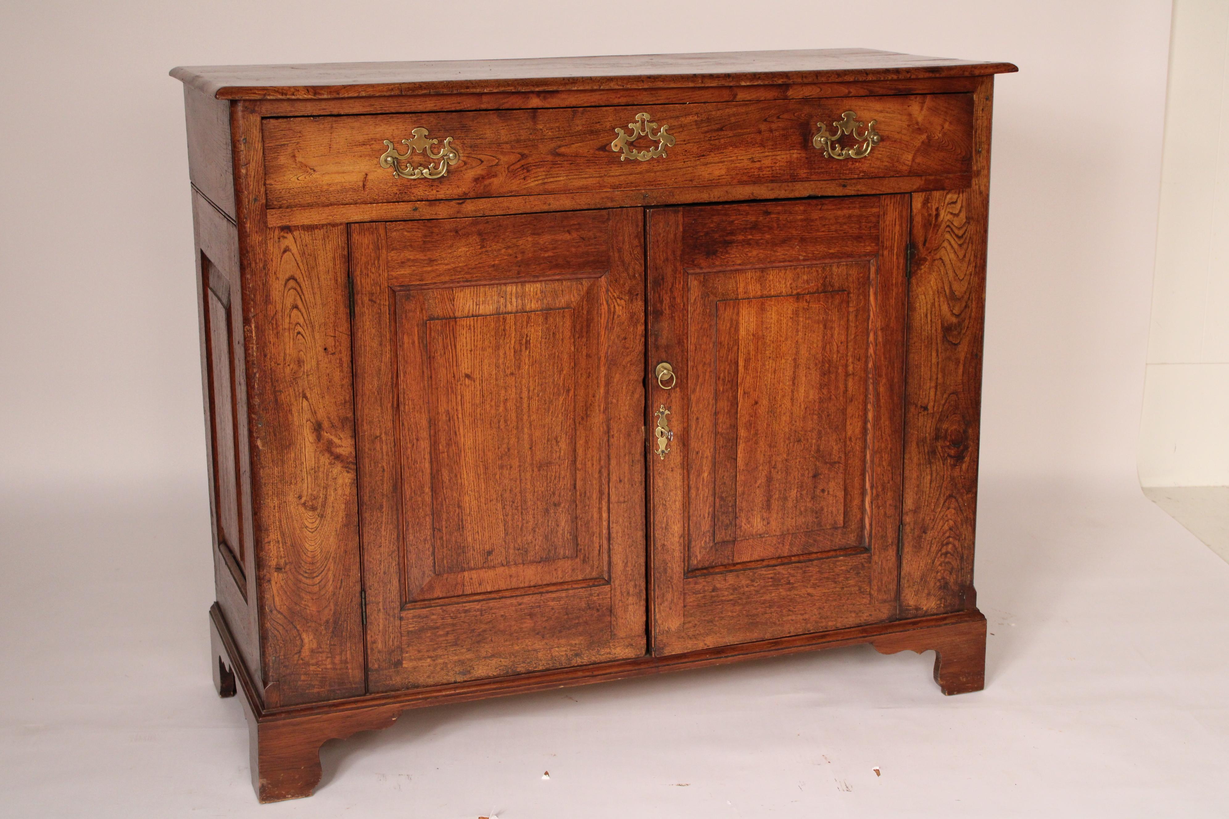 Armario inglés de roble de estilo georgiano Jorge III en venta