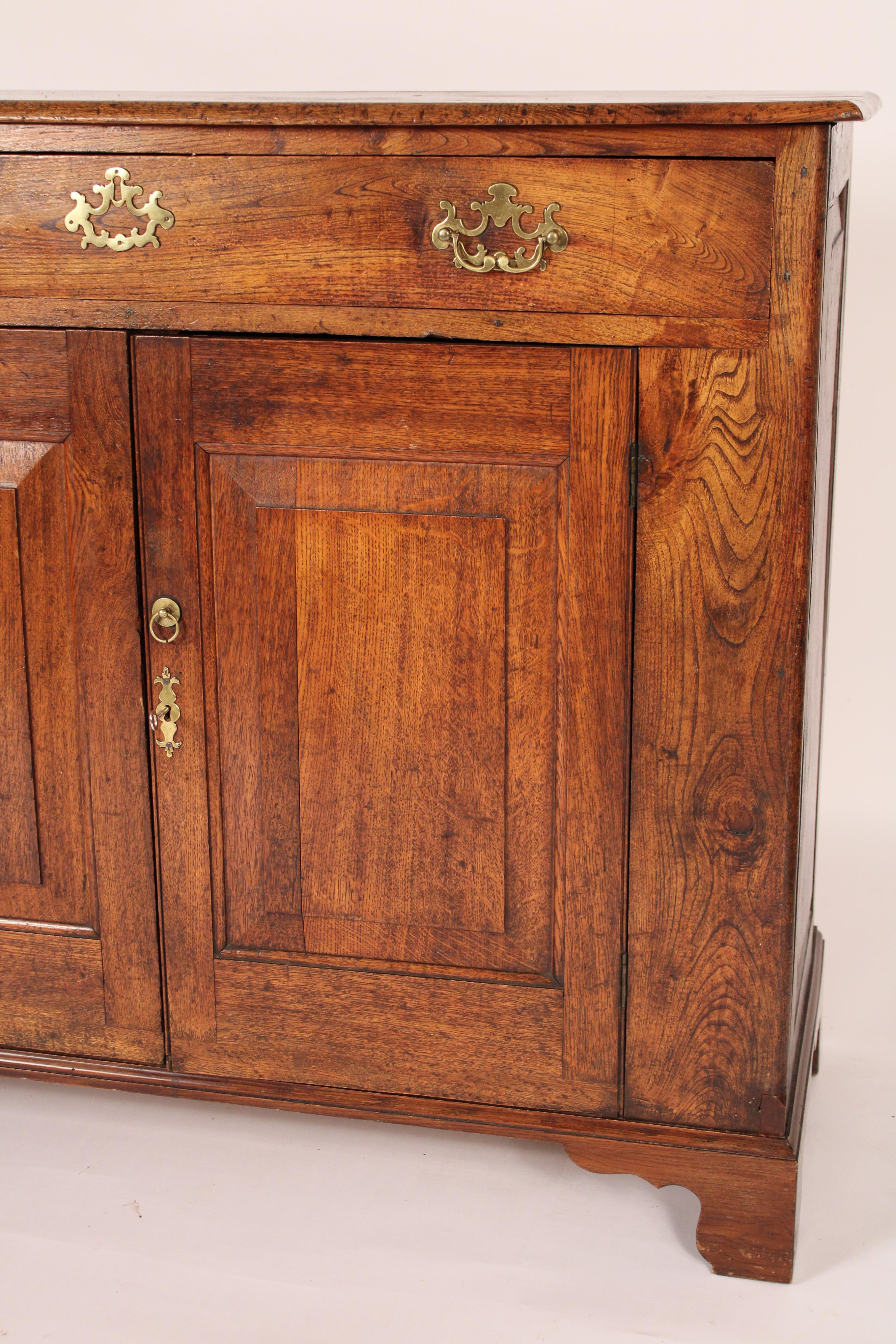 Armario inglés de roble de estilo georgiano Latón en venta