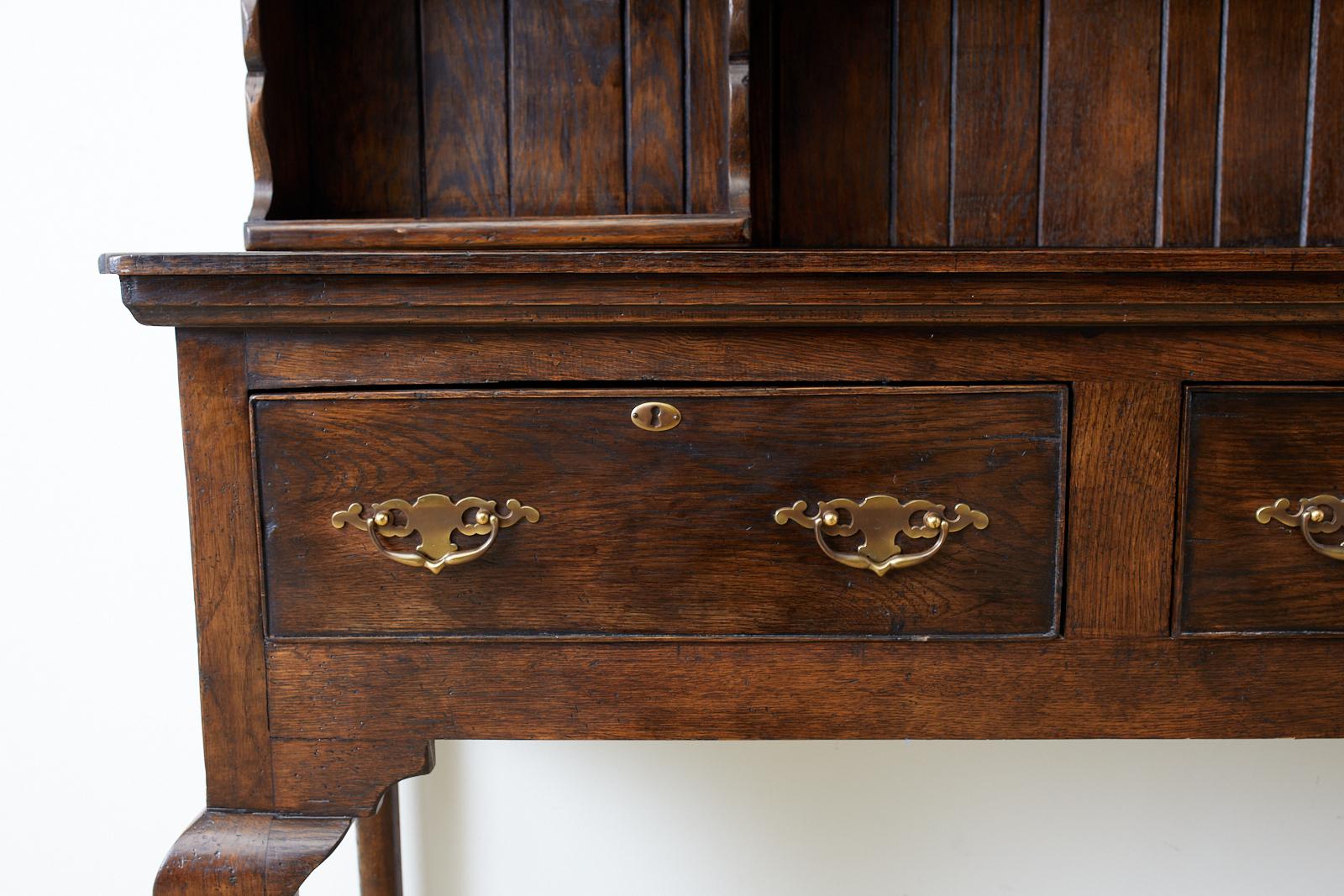 English Georgian Style Oak Welsh Cupboard Dresser In Good Condition In Rio Vista, CA