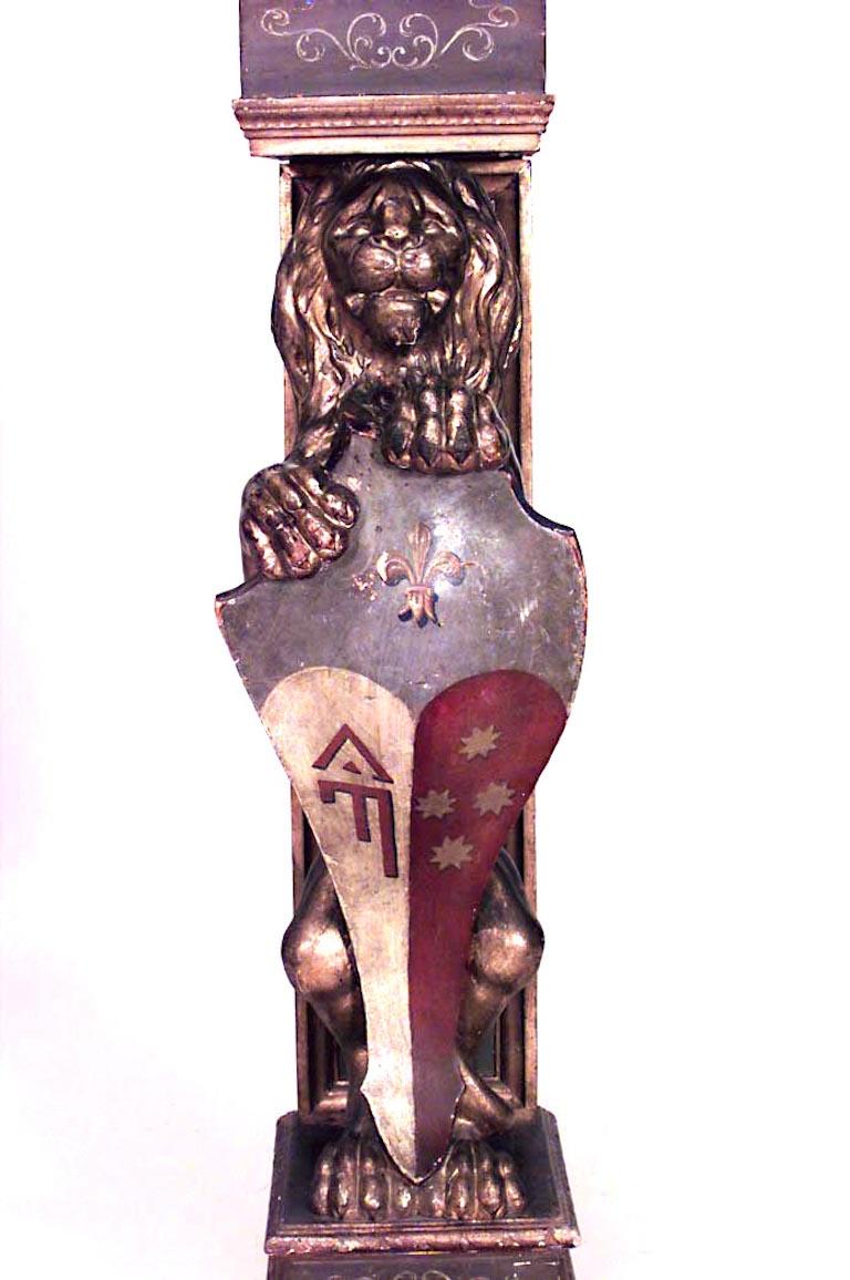 Englischer georgianischer Stil (19. Jh.), grün bemalter und vergoldeter Löwensockel mit Schild und quadratischer Spitze.
