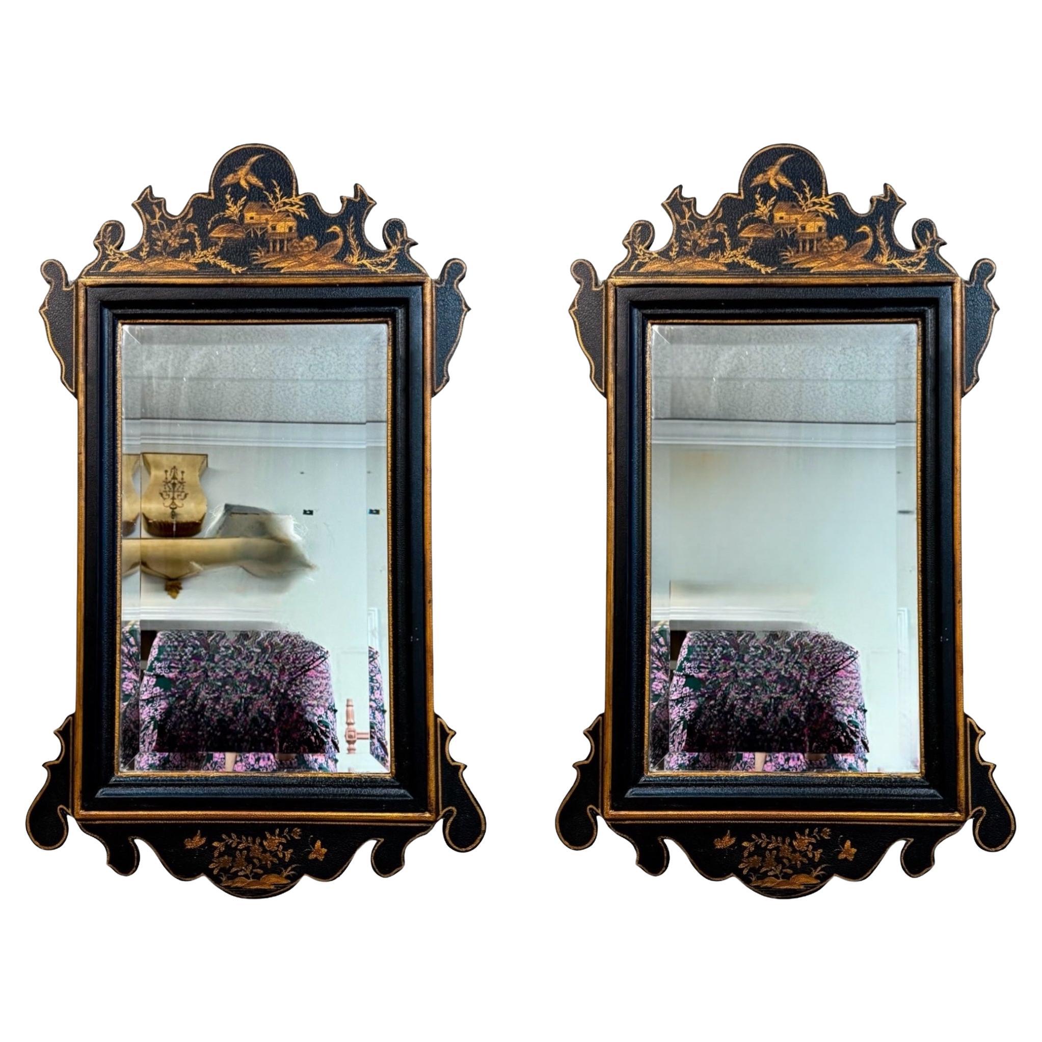 Il s'agit d'une offre pour un ensemble de miroirs de chinoiserie géorgienne. Ils sont en laque noire avec des scènes peintes en chinoiseries dorées. J'aime particulièrement le cartouche de cette douce série. Ils sont tous deux en très bon état et ne