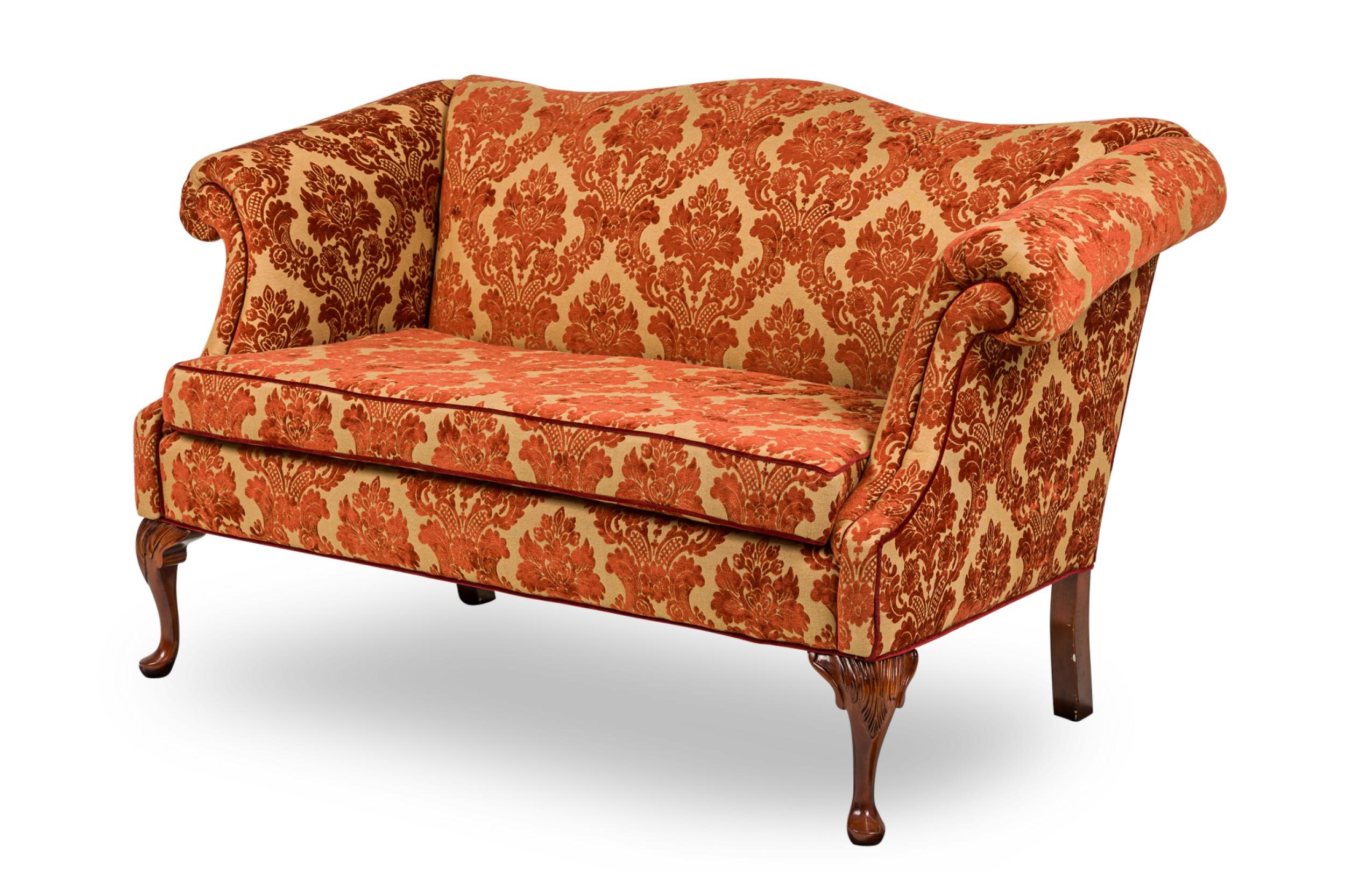 Loveseat inglés de estilo georgiano (mediados del siglo XX) con respaldo de camello y brazos enrollados, tapizado en damasco rojo y dorado y patas de caoba tallada (a juego con el sofá más grande: 063918)