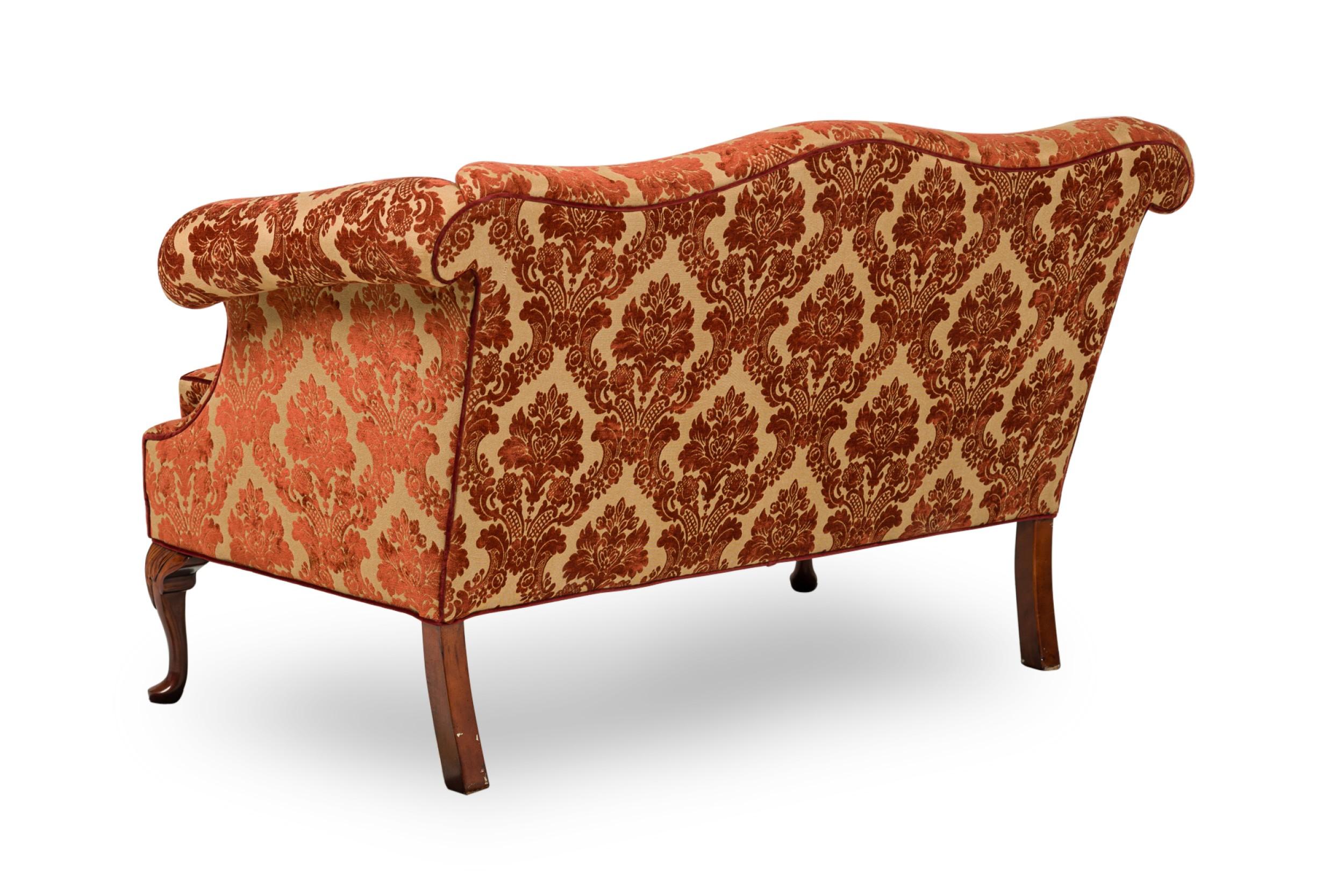 Loveseat Inglés de Damasco Rojo y Dorado de Estilo Georgiano Tallado a mano en venta